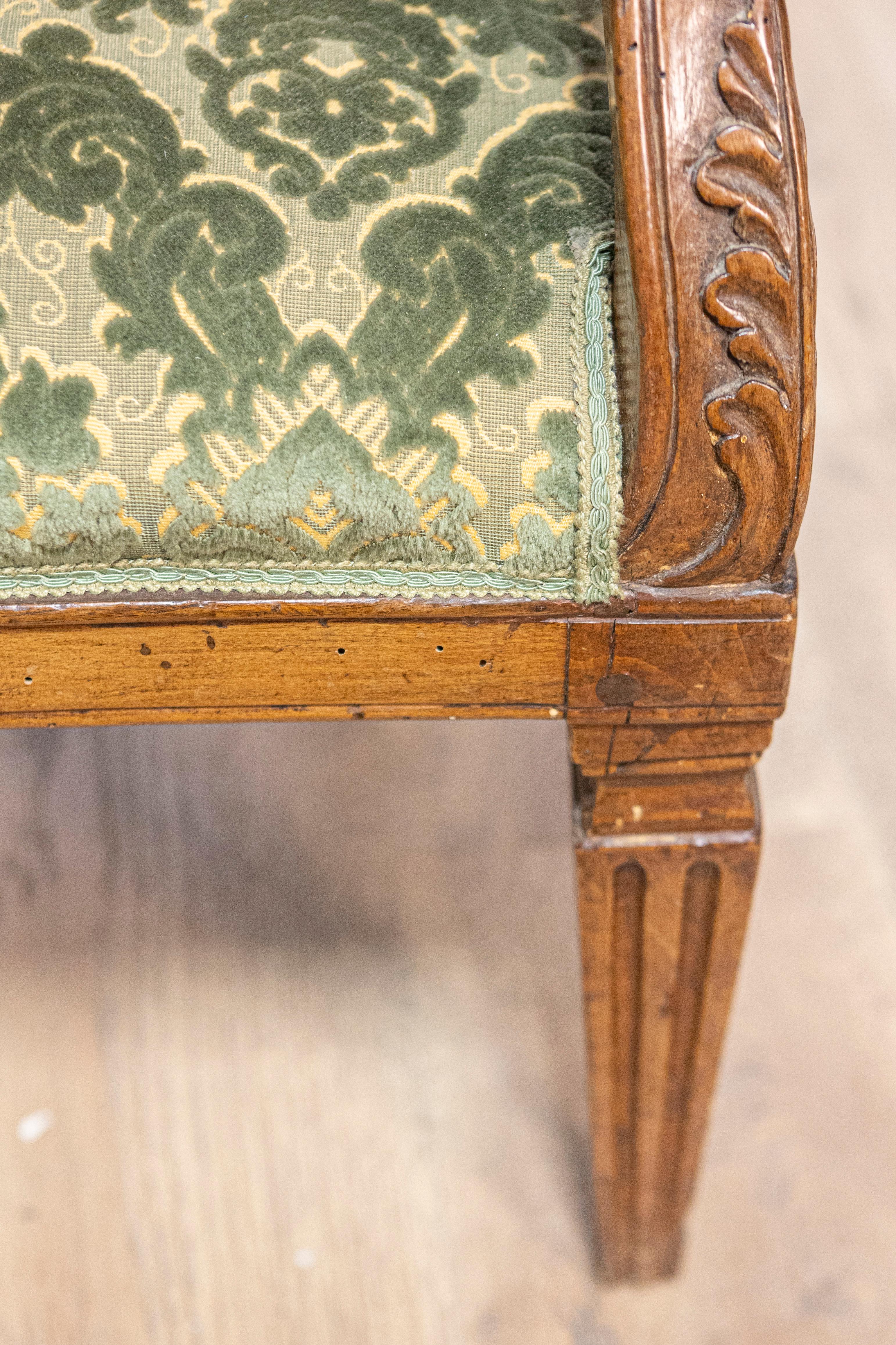 Canapé toscan du 18ème siècle de Villa Fioravanti avec motifs de lyres sculptés en vente 5