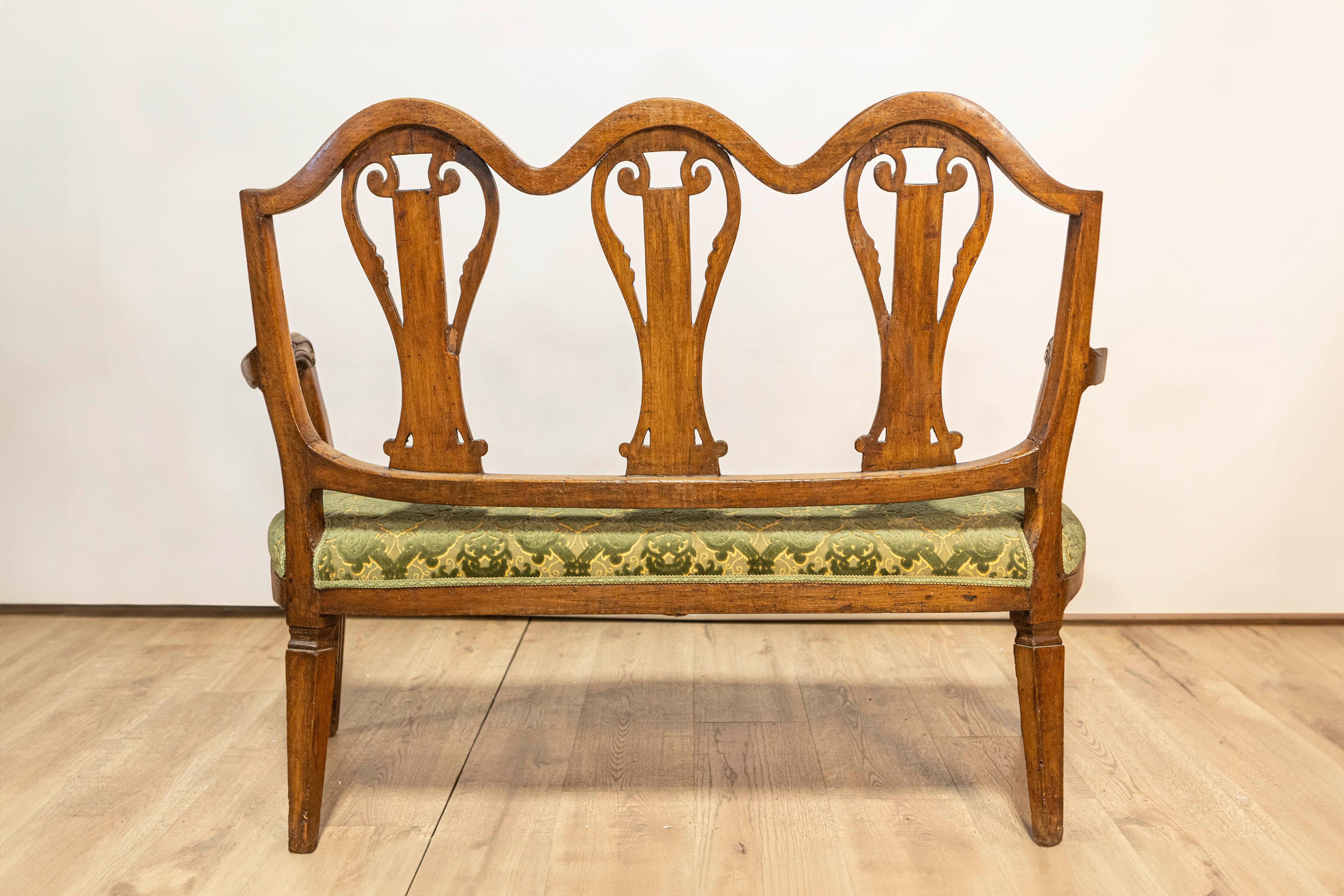 Canapé toscan du 18ème siècle de Villa Fioravanti avec motifs de lyres sculptés Bon état - En vente à Atlanta, GA