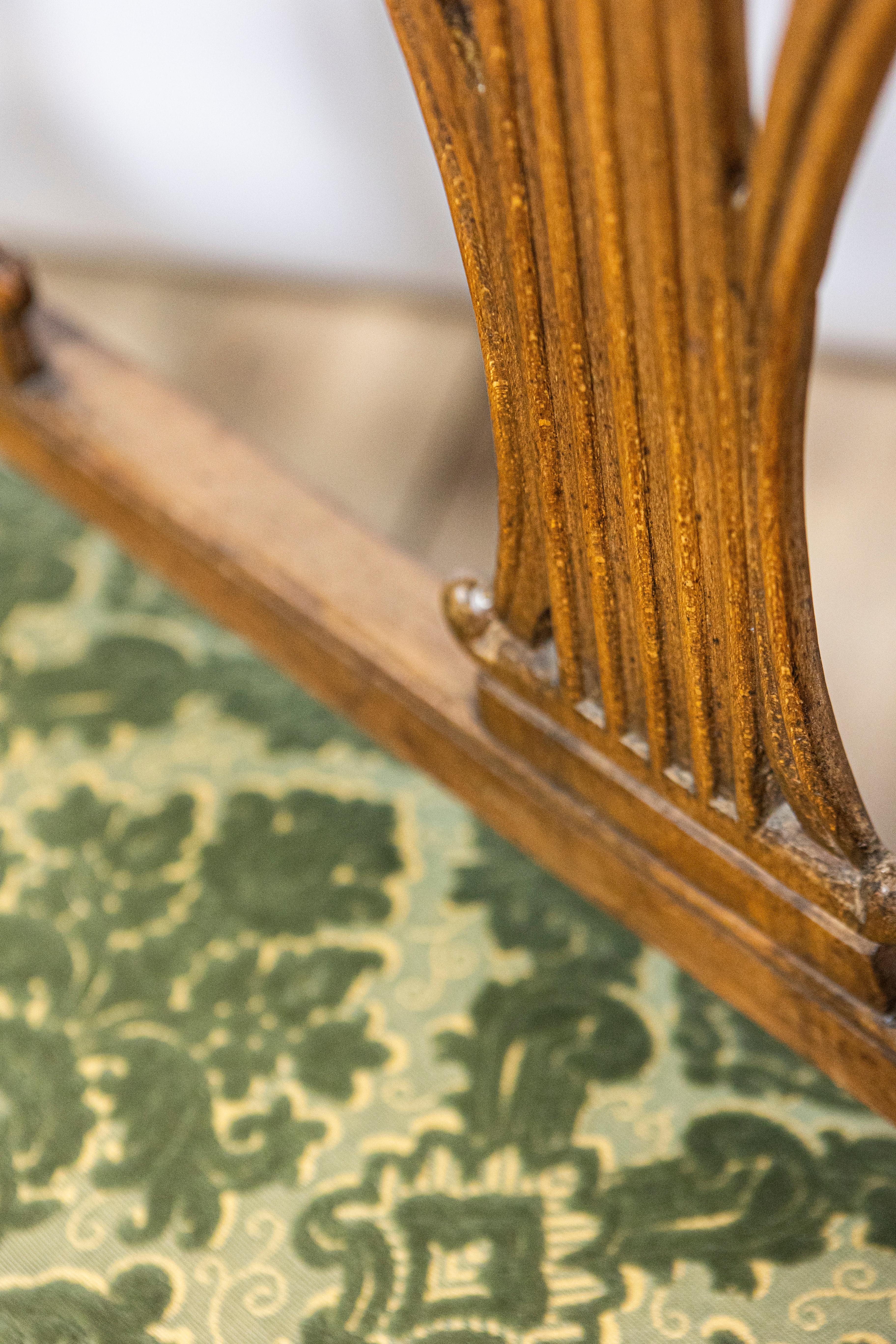 Tissu d'ameublement Canapé toscan du 18ème siècle de Villa Fioravanti avec motifs de lyres sculptés en vente