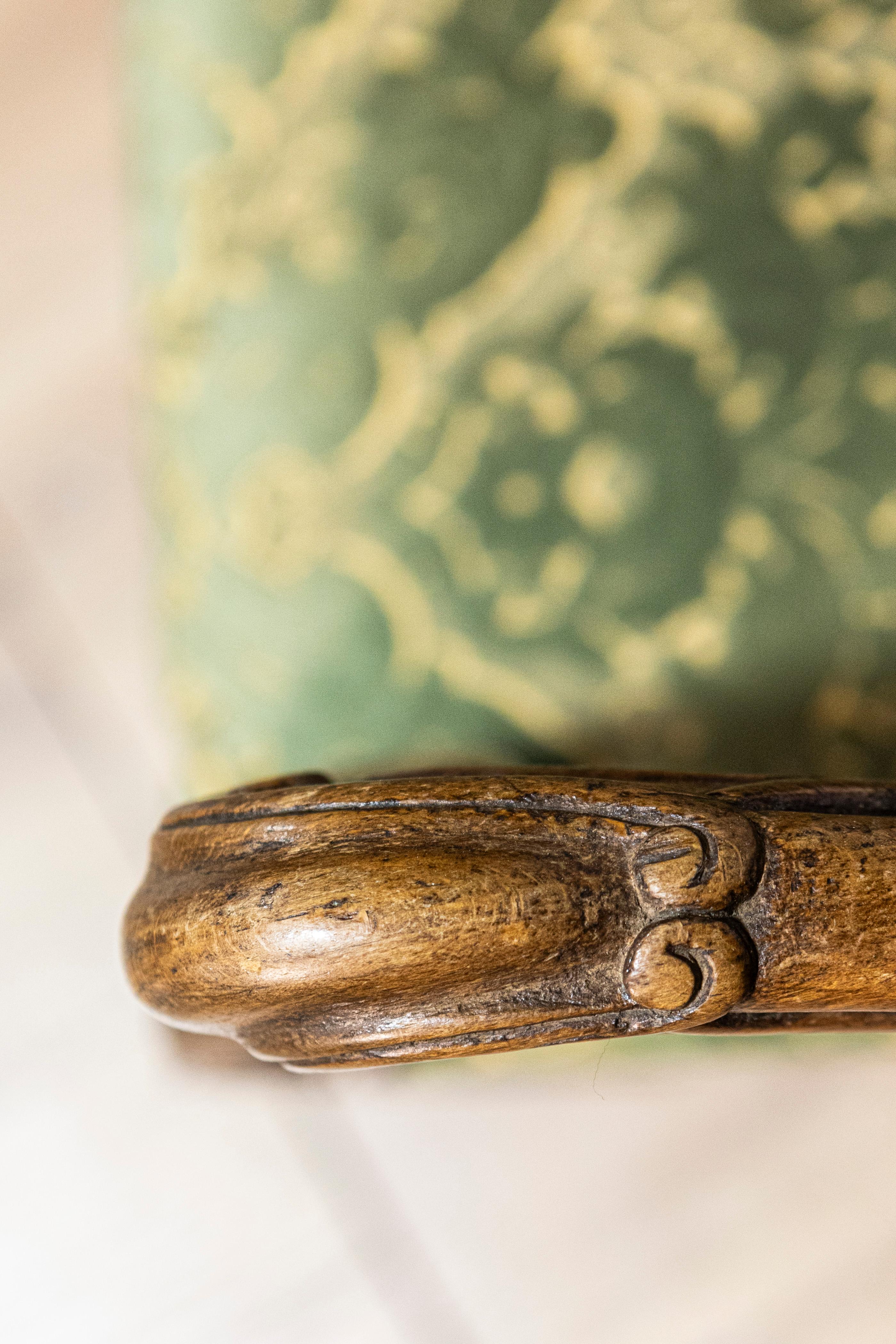 Canapé toscan du 18ème siècle de Villa Fioravanti avec motifs de lyres sculptés en vente 1