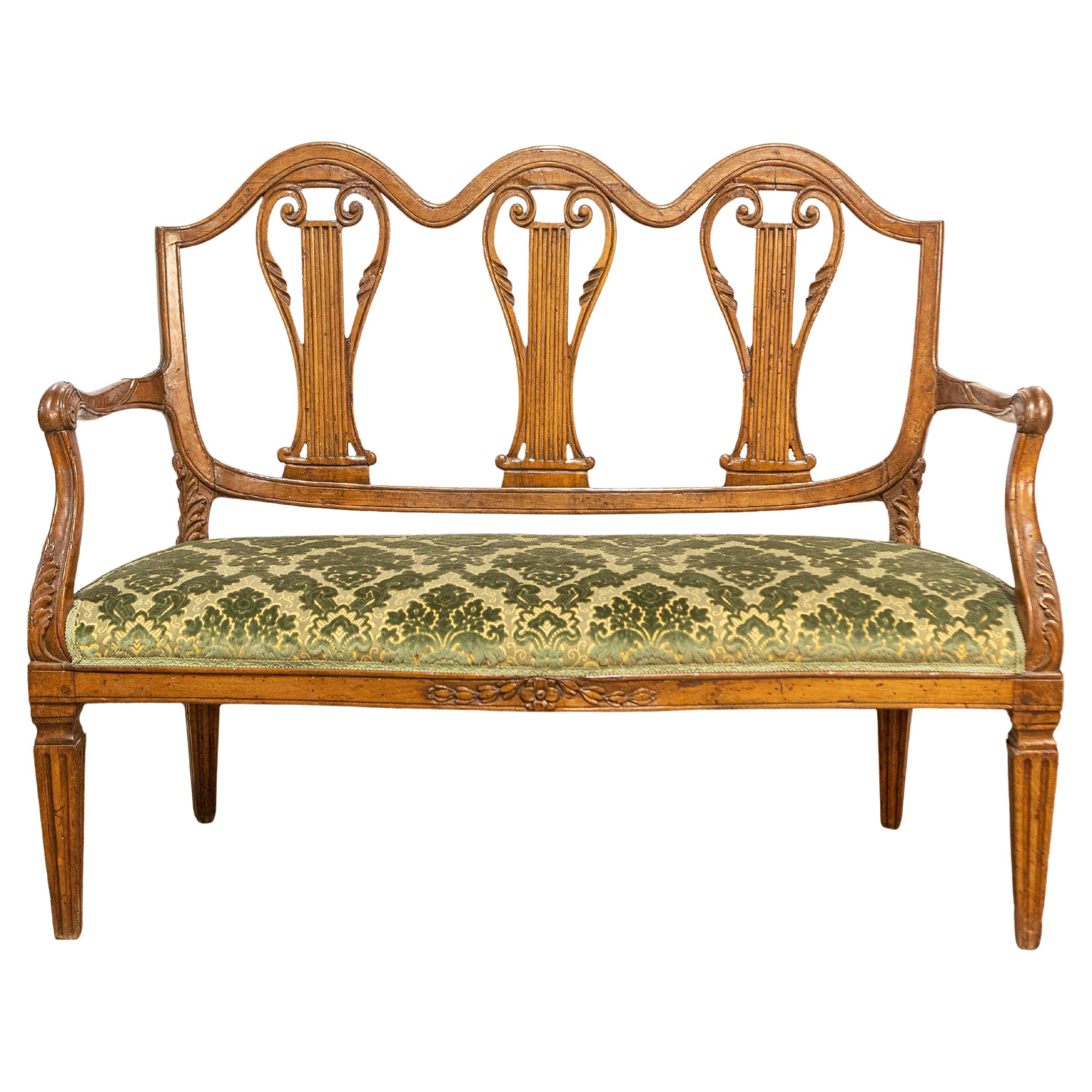 Canapé toscan du 18ème siècle de Villa Fioravanti avec motifs de lyres sculptés en vente