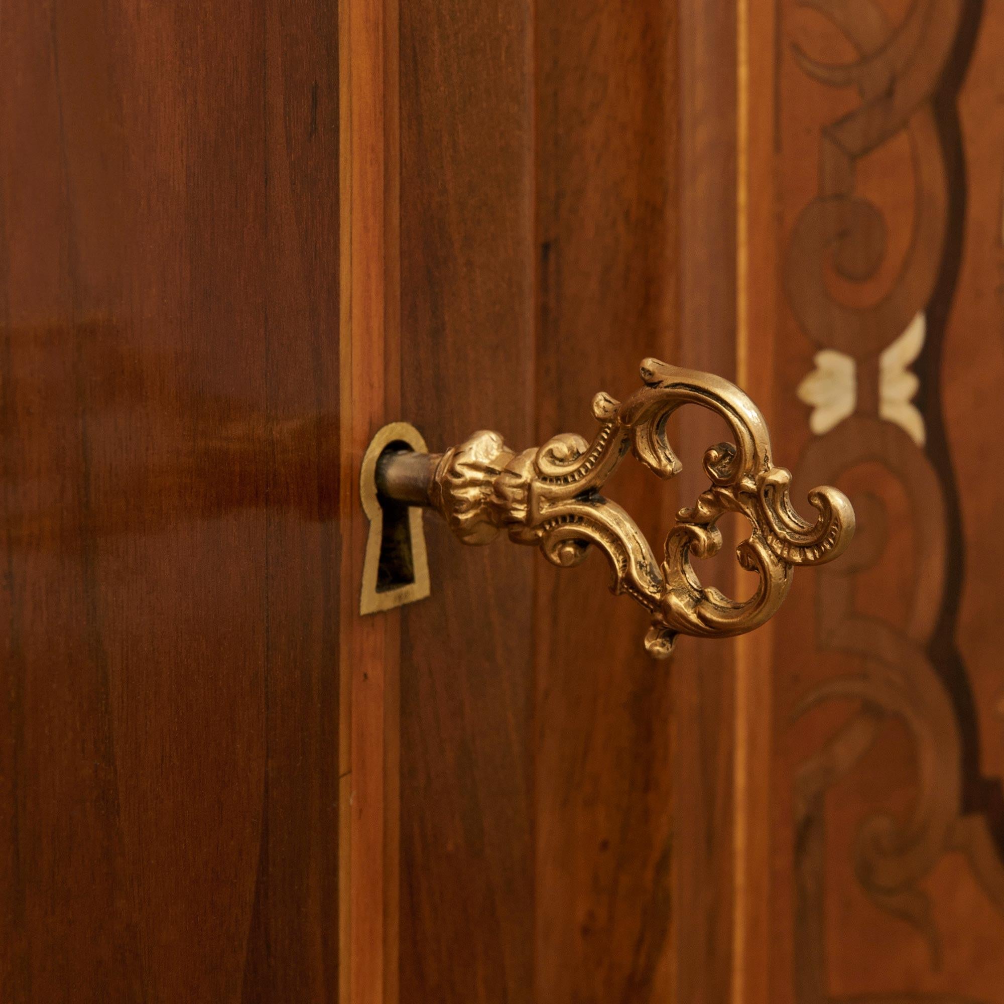 Toskanisches Barockbuffet des 19. Jahrhunderts aus Nussbaum und Knochen im Angebot 6