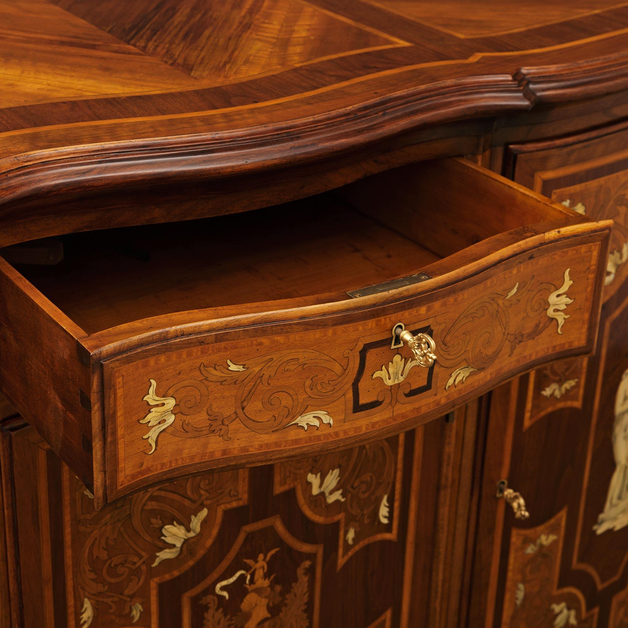 Toskanisches Barockbuffet des 19. Jahrhunderts aus Nussbaum und Knochen im Angebot 6