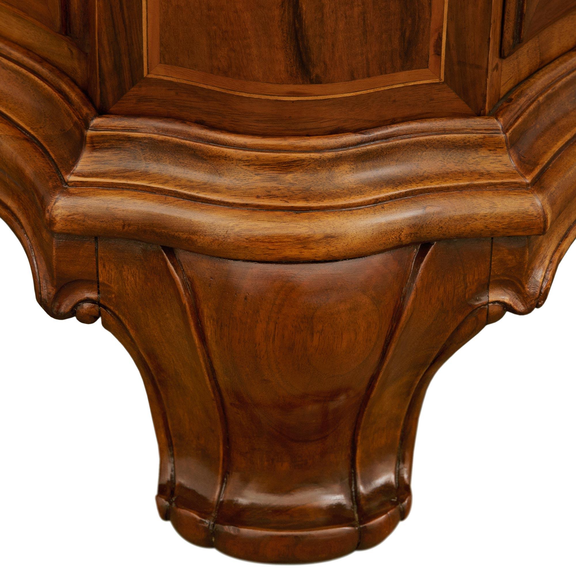 Toskanisches Barockbuffet des 19. Jahrhunderts aus Nussbaum und Knochen im Angebot 7