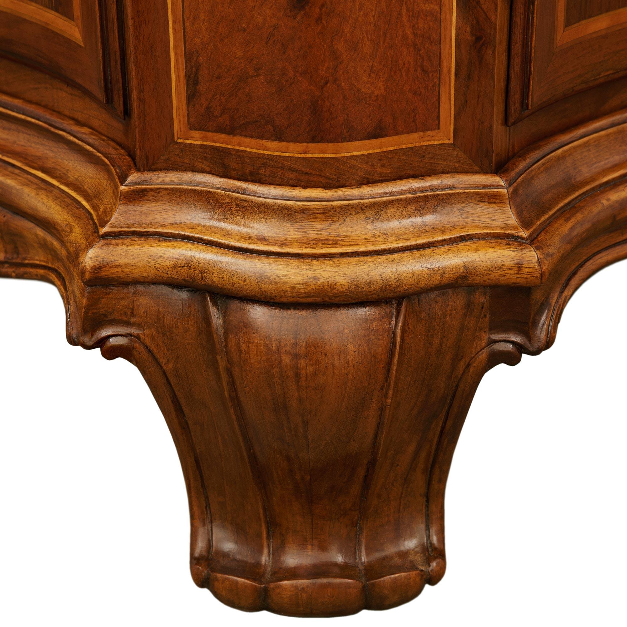 Toskanisches Barockbuffet des 19. Jahrhunderts aus Nussbaum und Knochen im Angebot 7