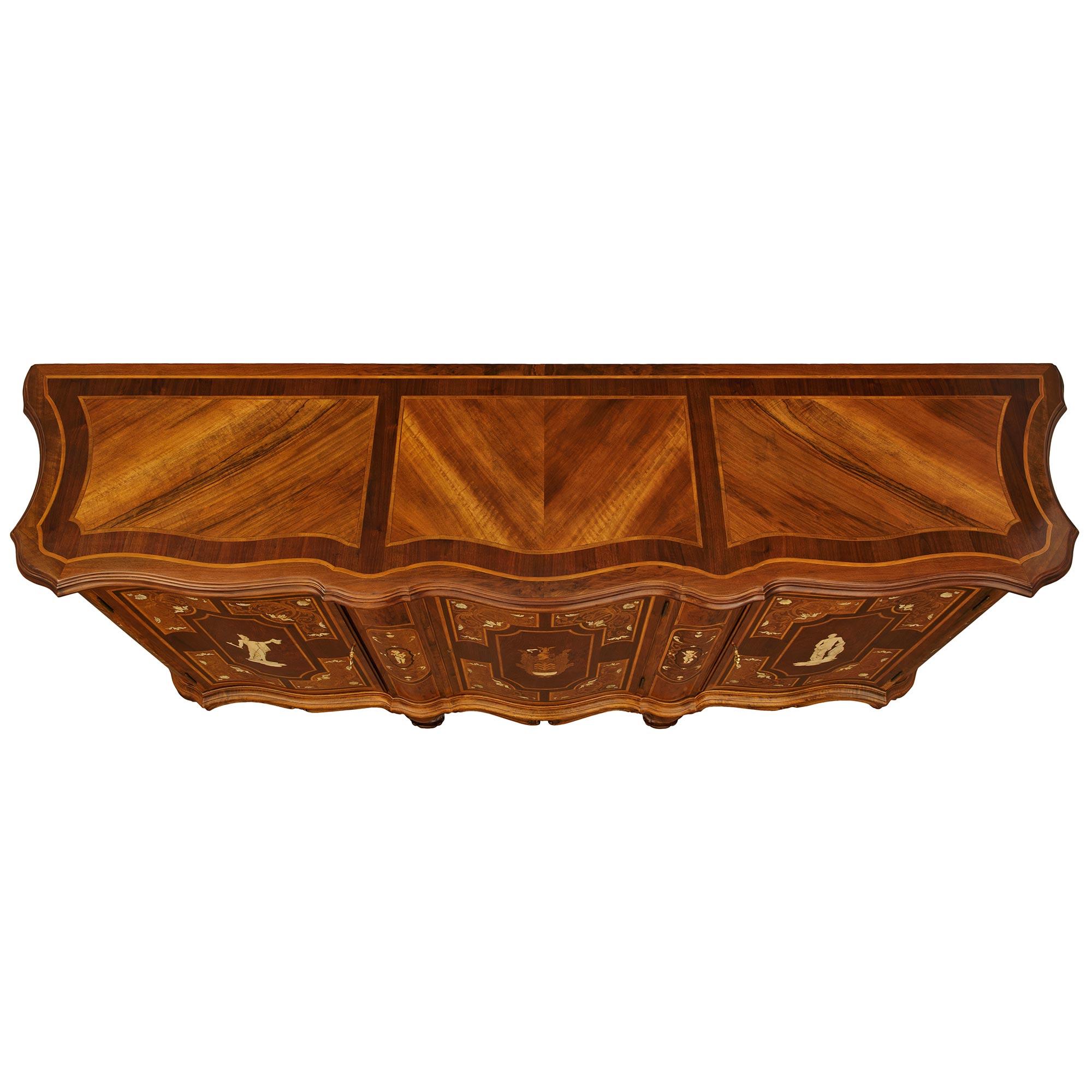 Toskanisches Barockbuffet des 19. Jahrhunderts aus Nussbaum und Knochen im Angebot 8