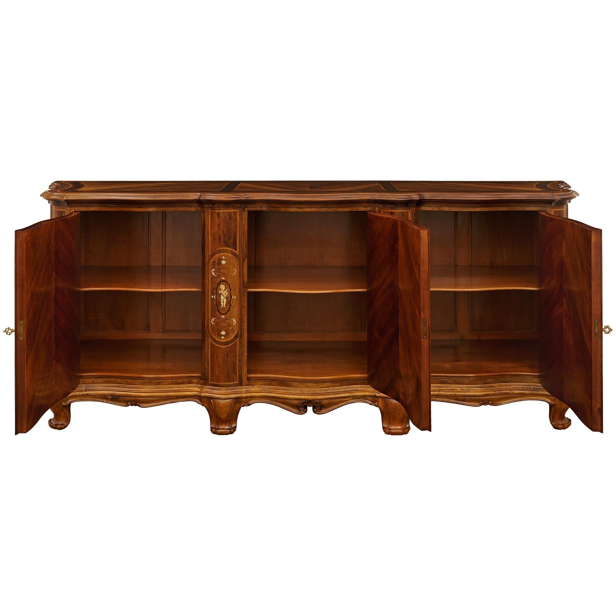 Toskanisches Barockbuffet des 19. Jahrhunderts aus Nussbaum und Knochen (Italienisch) im Angebot