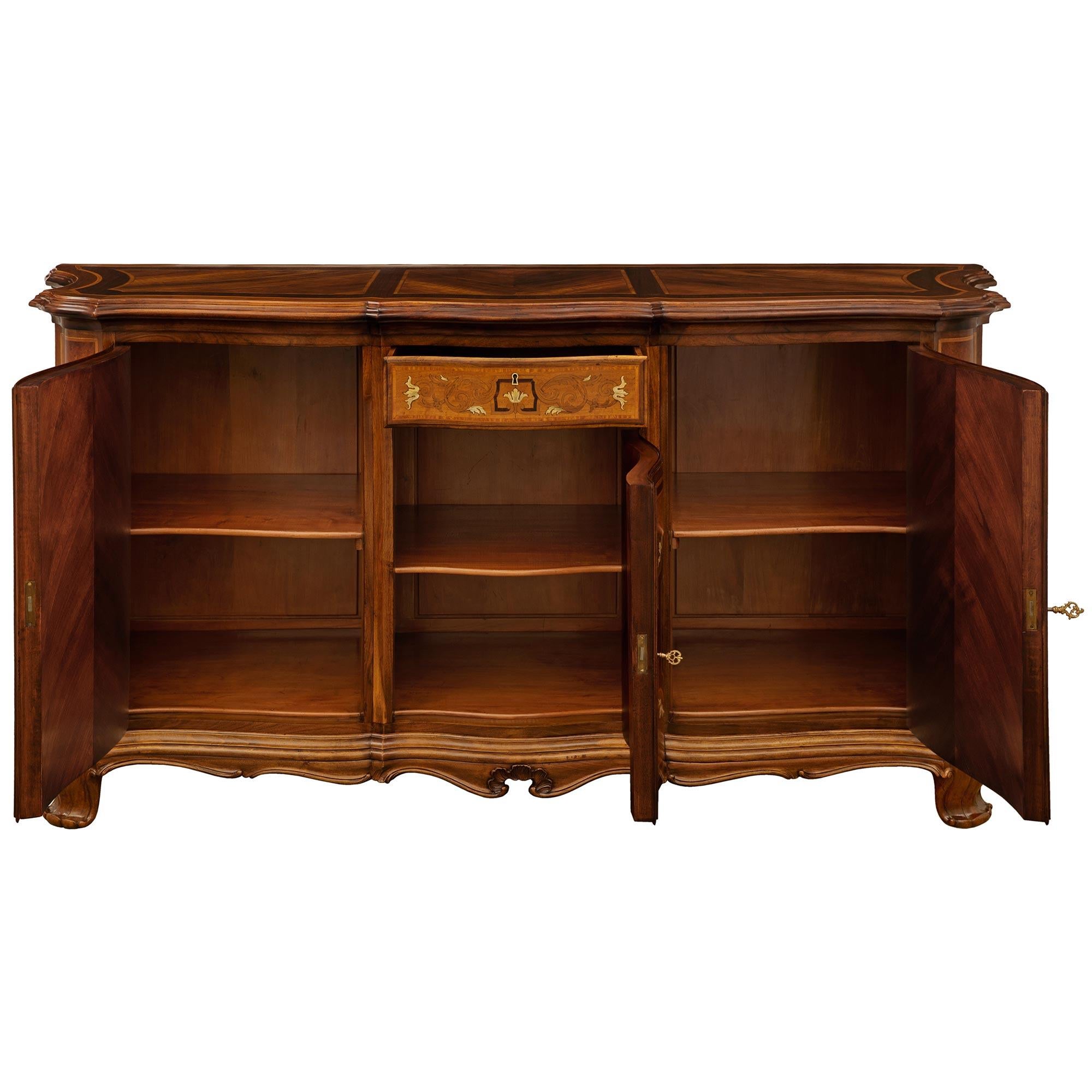 Toskanisches Barockbuffet des 19. Jahrhunderts aus Nussbaum und Knochen (Italienisch) im Angebot