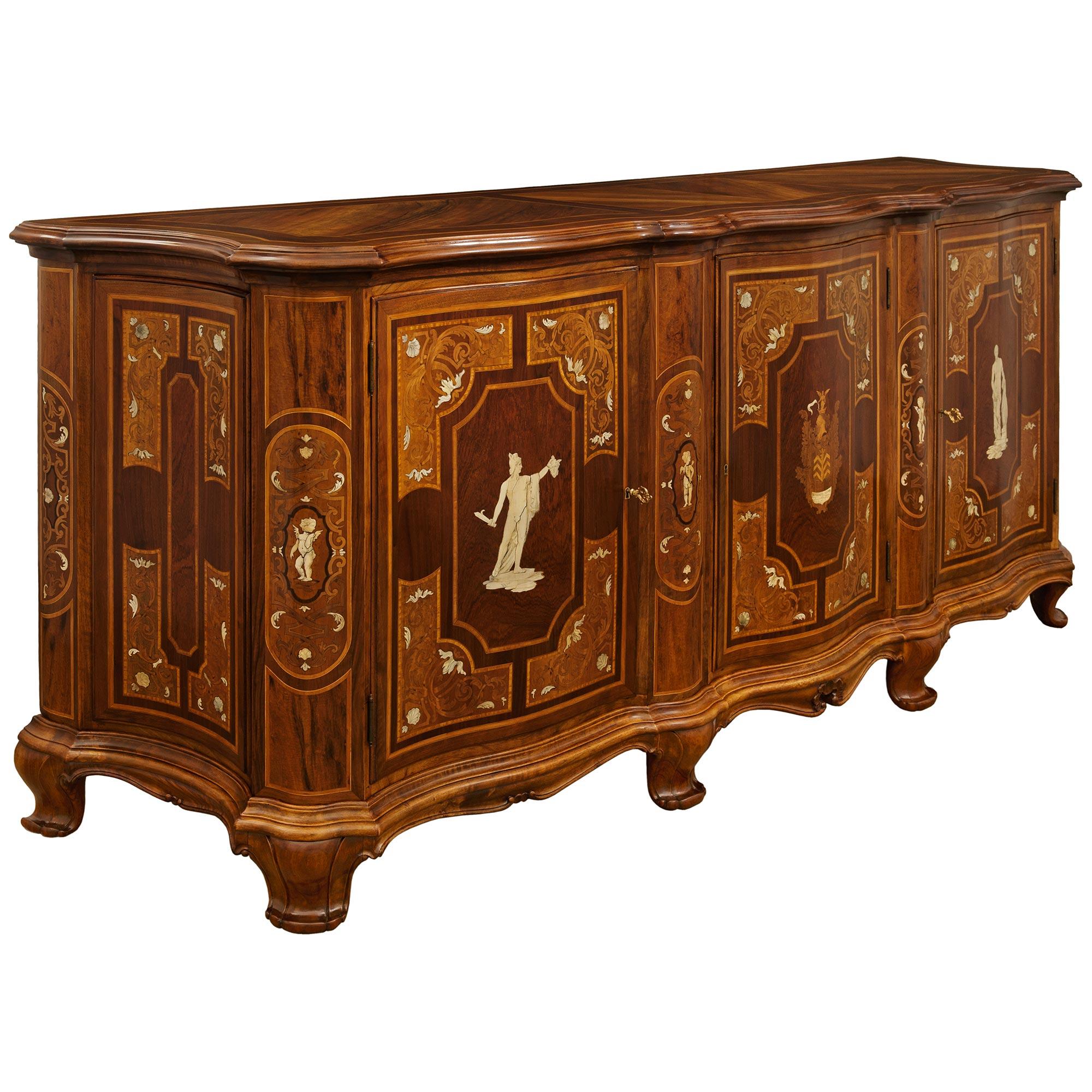 Toskanisches Barockbuffet des 19. Jahrhunderts aus Nussbaum und Knochen im Zustand „Gut“ im Angebot in West Palm Beach, FL