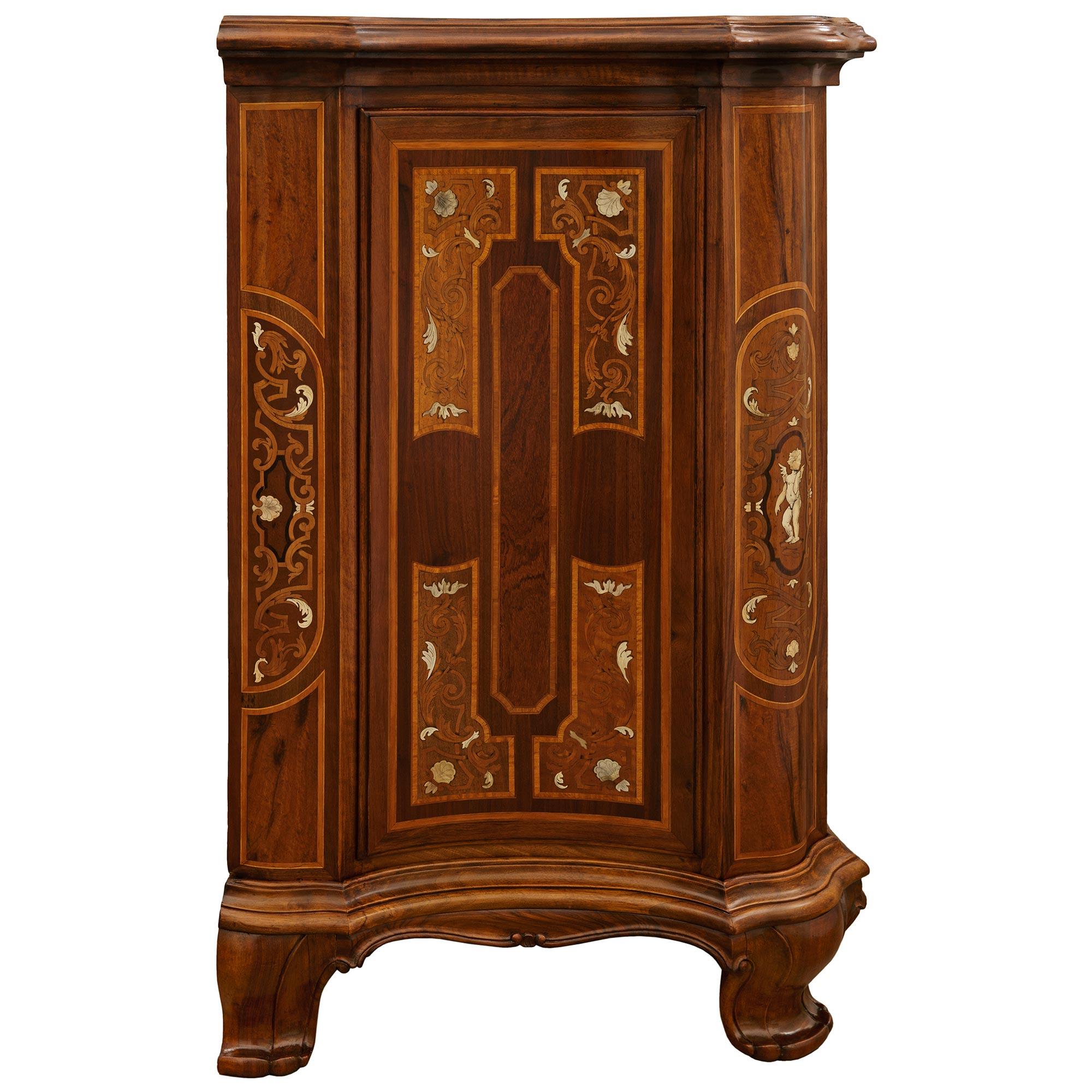 Toskanisches Barockbuffet des 19. Jahrhunderts aus Nussbaum und Knochen im Angebot 1