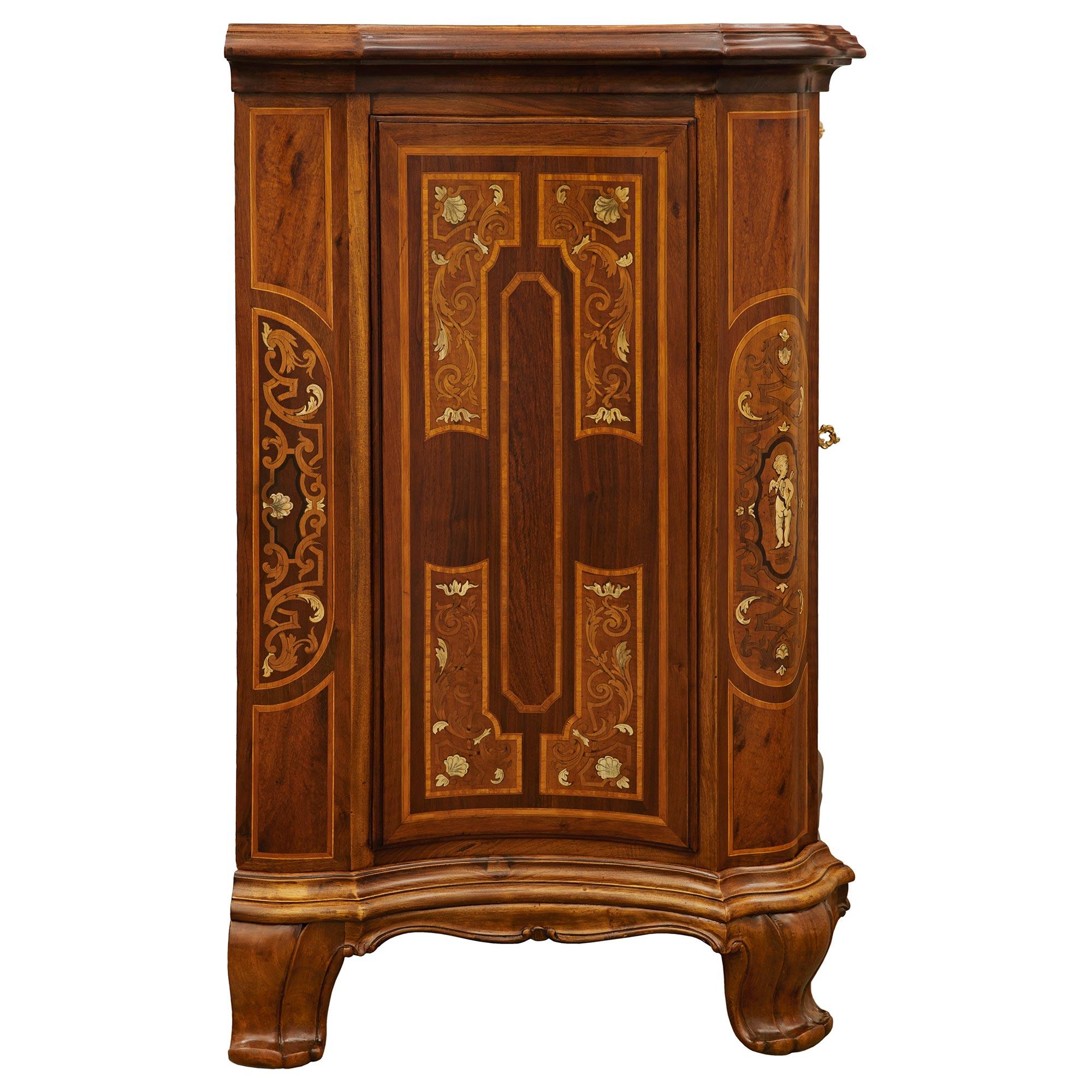 Toskanisches Barockbuffet des 19. Jahrhunderts aus Nussbaum und Knochen im Angebot 1