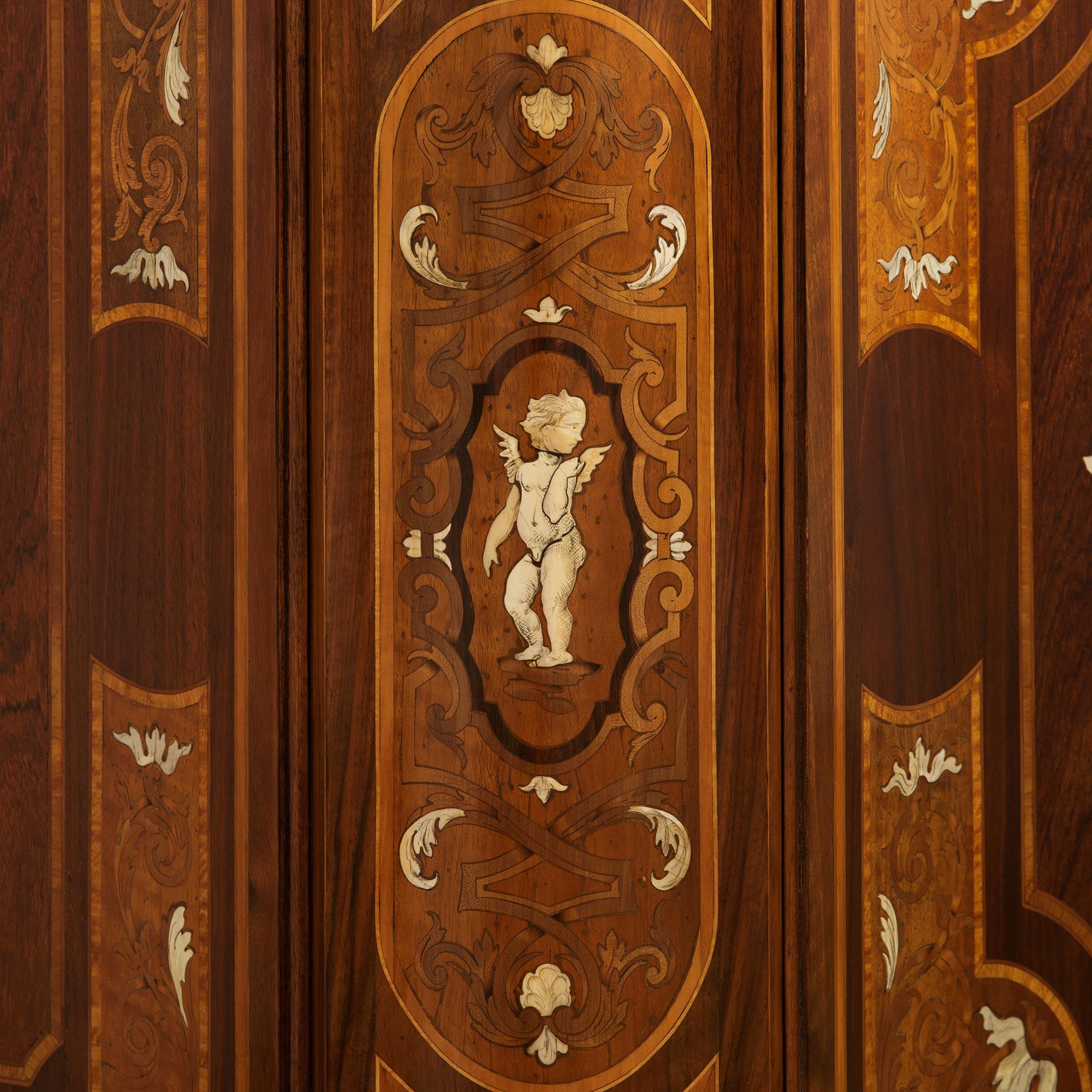 Toskanisches Barockbuffet des 19. Jahrhunderts aus Nussbaum und Knochen im Angebot 2