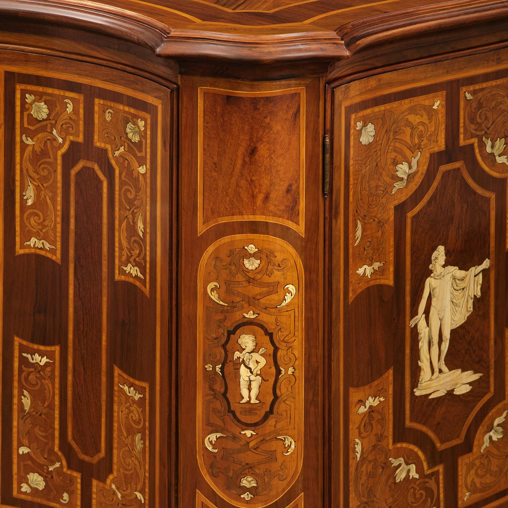 Toskanisches Barockbuffet des 19. Jahrhunderts aus Nussbaum und Knochen im Angebot 2