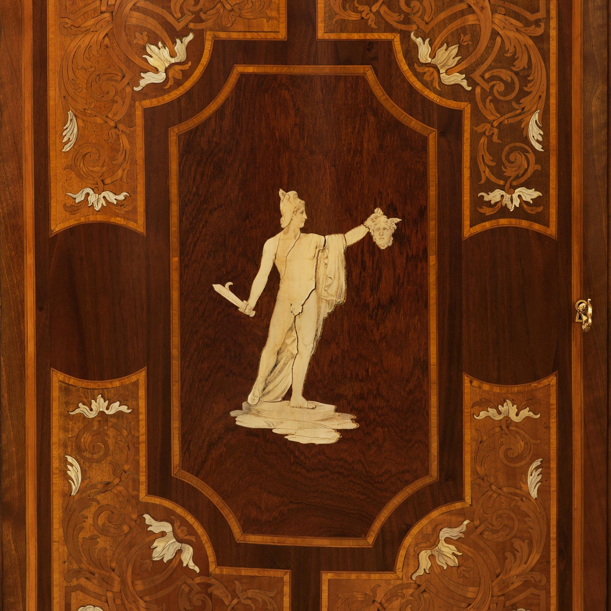 Toskanisches Barockbuffet des 19. Jahrhunderts aus Nussbaum und Knochen im Angebot 3