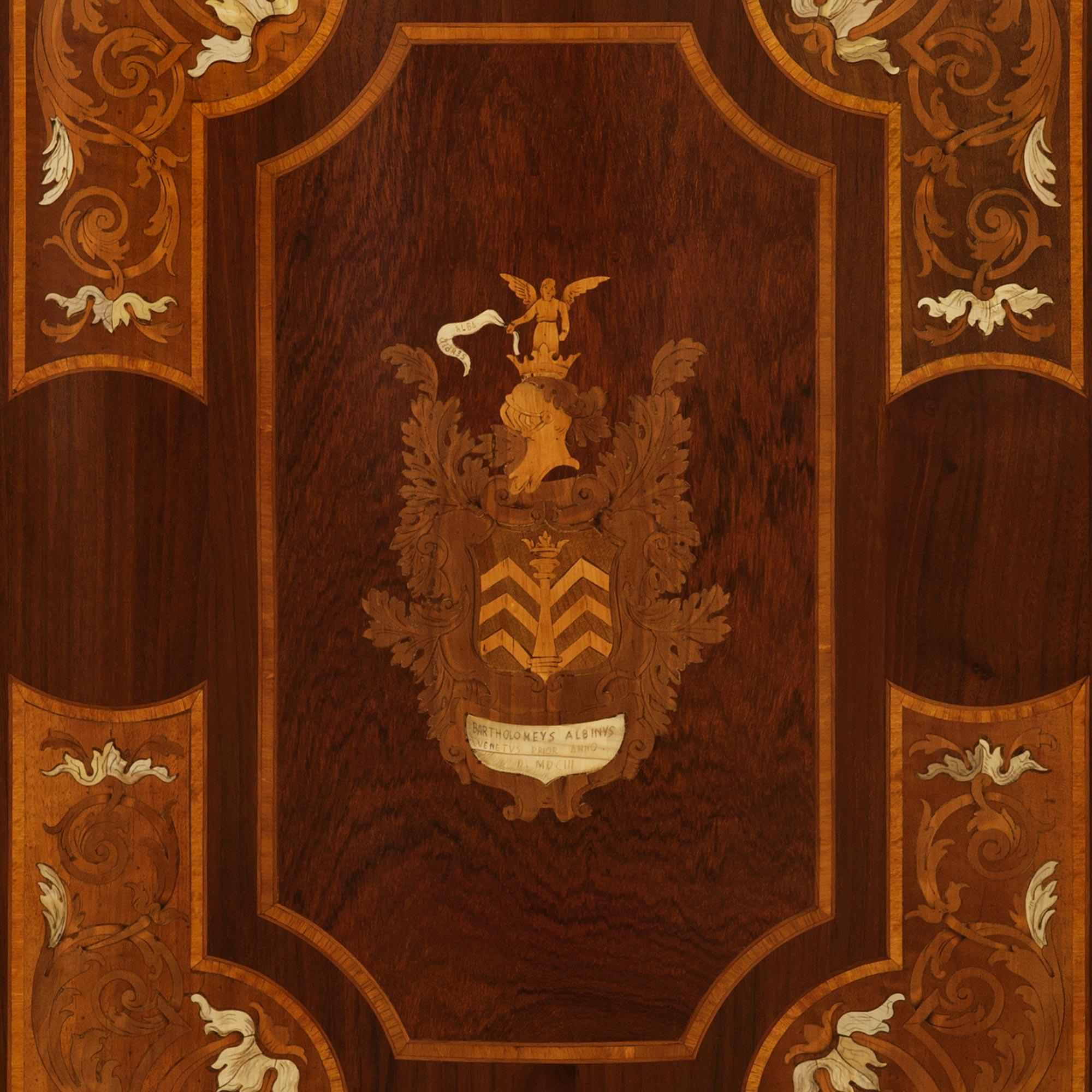 Toskanisches Barockbuffet des 19. Jahrhunderts aus Nussbaum und Knochen im Angebot 4