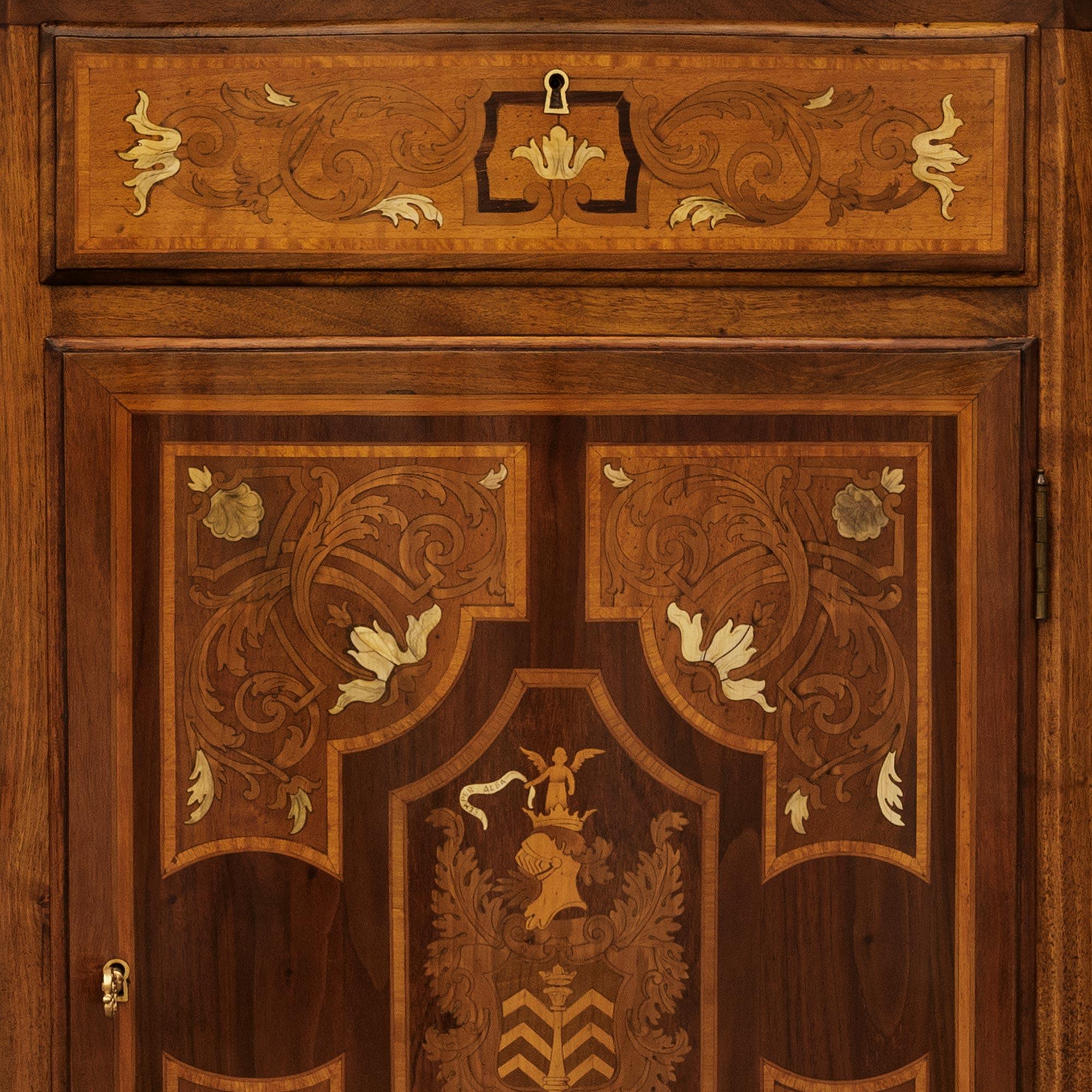 Toskanisches Barockbuffet des 19. Jahrhunderts aus Nussbaum und Knochen im Angebot 4