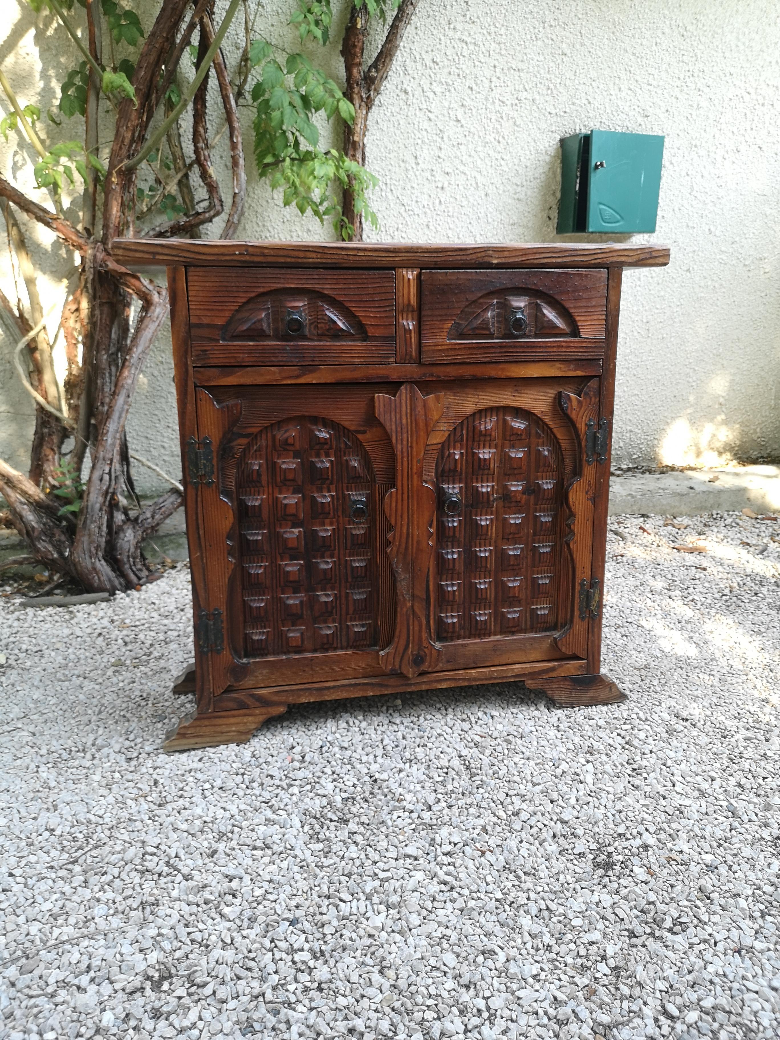 small Tuscan buffet or cupboard in beech in the Catalan Baroque style from the beginning of the 20th century, wrought iron lock

Rustic furniture designates a rural production with a rather crude decor and a simple structure. This furniture is