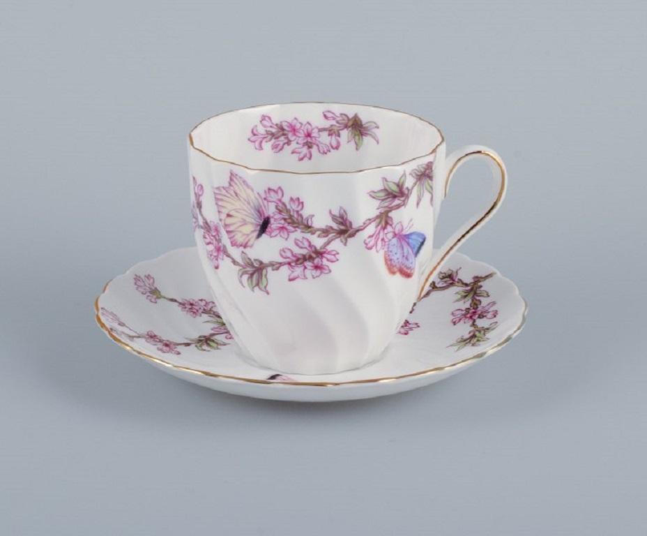 Tuscan, England, Bone China. Two pairs of large coffee cups, a plate and a small bowl decorated with butterflies and cherry blossoms.
Mid-20th Century.
In perfect condition.
Marked.
Cup: D 9.0 x H 8.5 cm.
Plate: D 16.5 cm.
