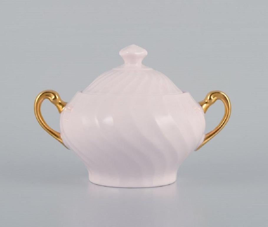 Tuscan, England, Coffee Service in Pink Porcelain with Gold Decoration In Excellent Condition For Sale In Copenhagen, DK