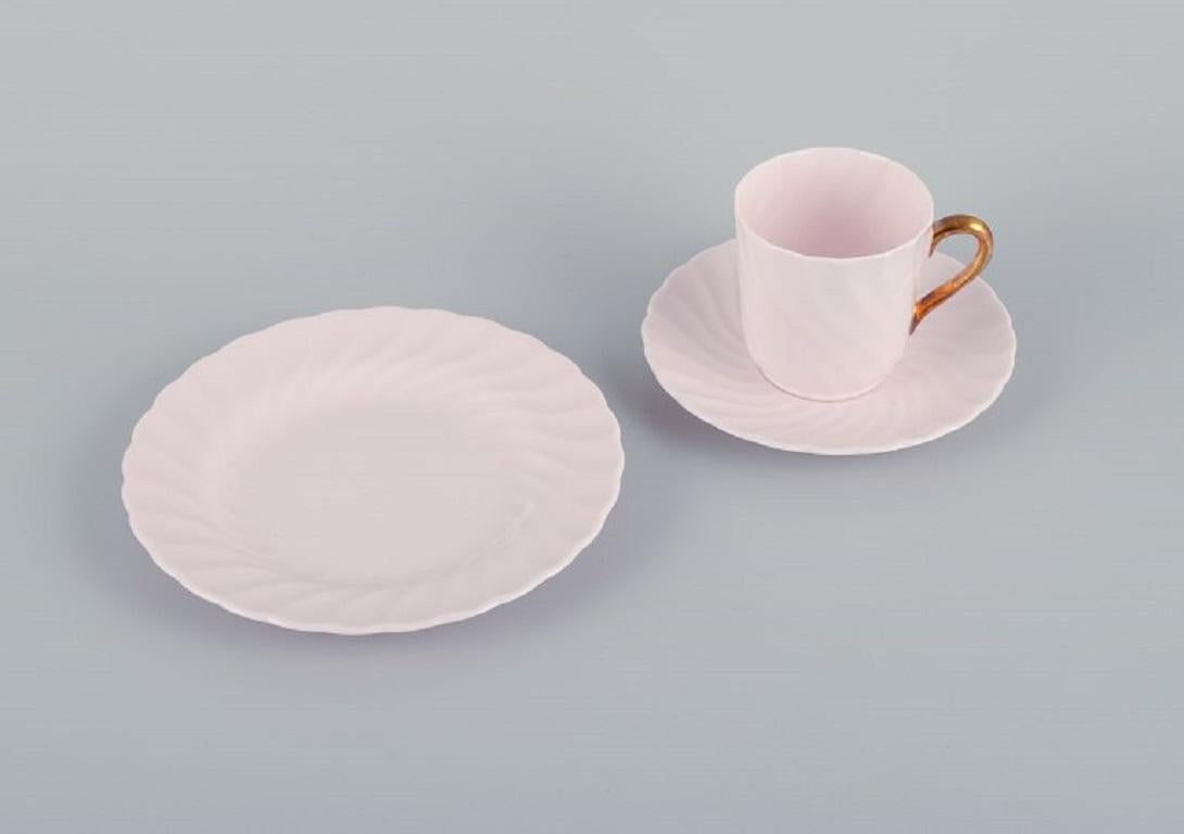 Tuscan, Angleterre, service à café pour cinq personnes en porcelaine rose avec décoration dorée.
Fine English Bone China.
Vers les années 1930/40.
En parfait état.
Marqué.
Tasse : H 6,5 x D 6,0 (sans poignée)
Assiette à gâteau : D 15.0 cm.