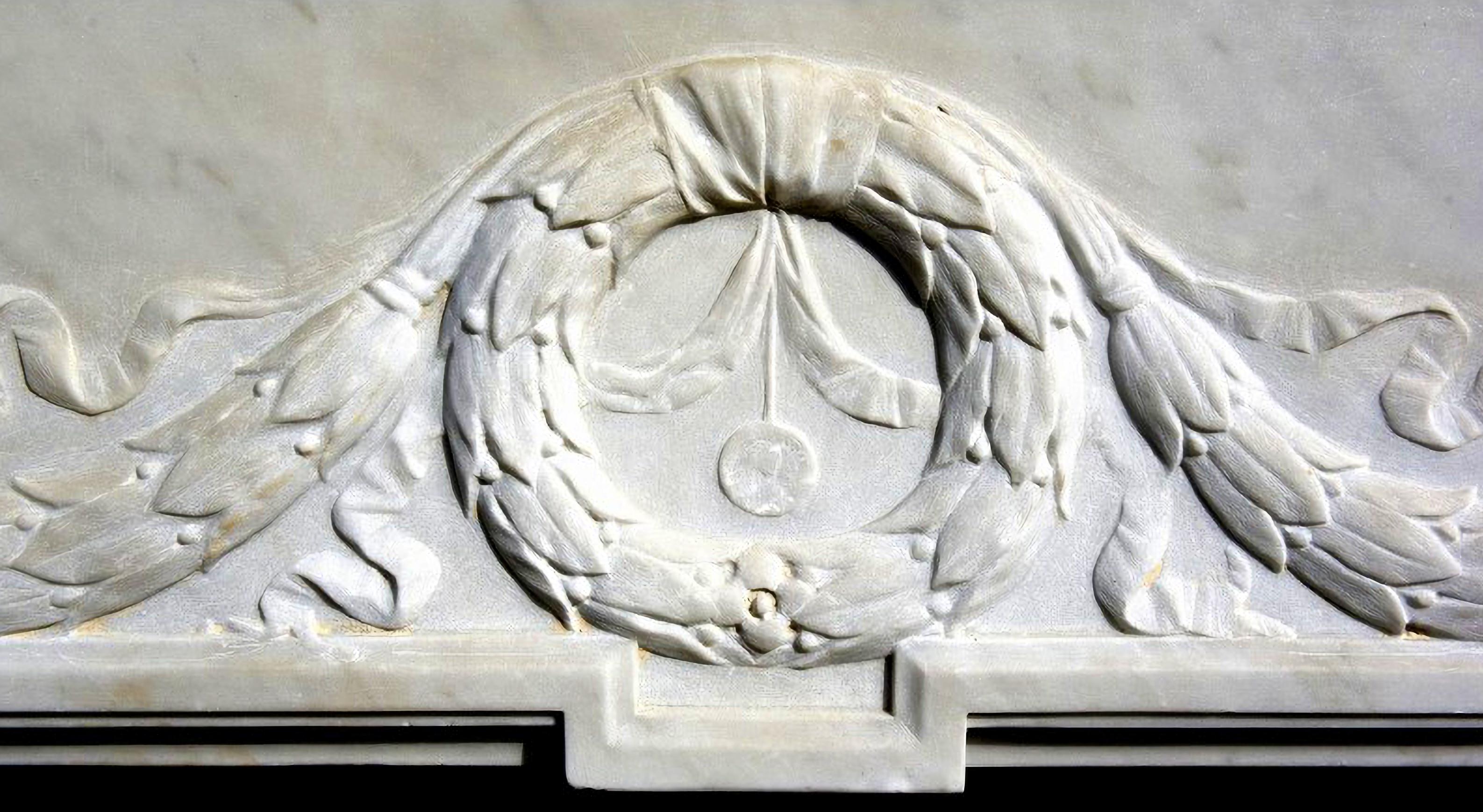 Fait main Cheminée toscanne en marbre blanc de Carrare de la fin du 19ème siècle en vente