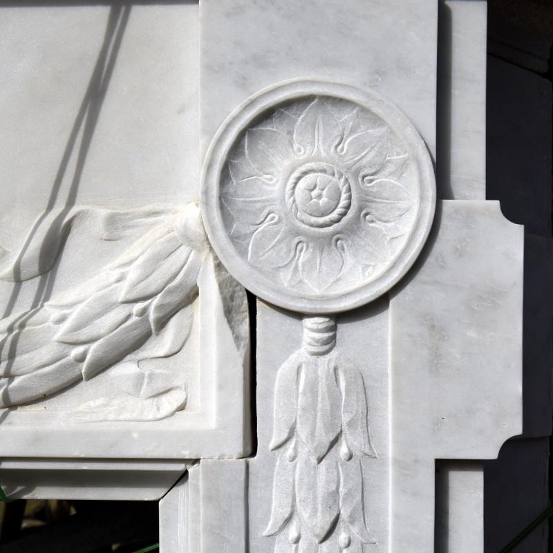 Cheminée toscanne en marbre blanc de Carrare de la fin du 19ème siècle Bon état - En vente à Madrid, ES
