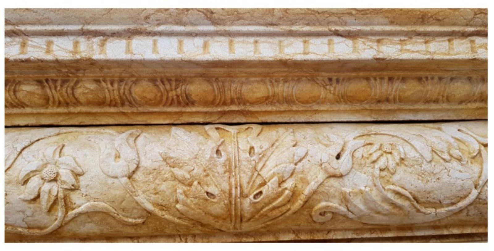 Toskanischer Kamin aus gelbem Marmor
Anfang des 20. Jahrhunderts

Charakteristisch ist die hochreliefartige Ornamentik mit Masken, Putten, geflügelten Putten, Rosetten und floralen Achantus-Blatt-Motiven.
Hergestellt in 