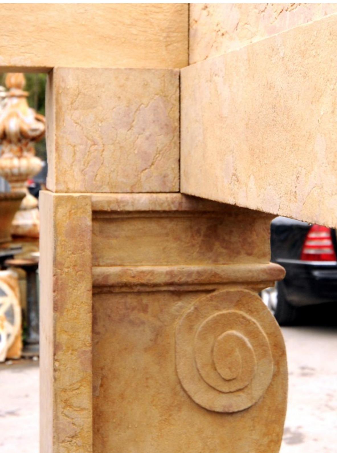 Toskanischer Kamin aus gelbem Marmor, frühes 20. Jahrhundert (Barock) im Angebot