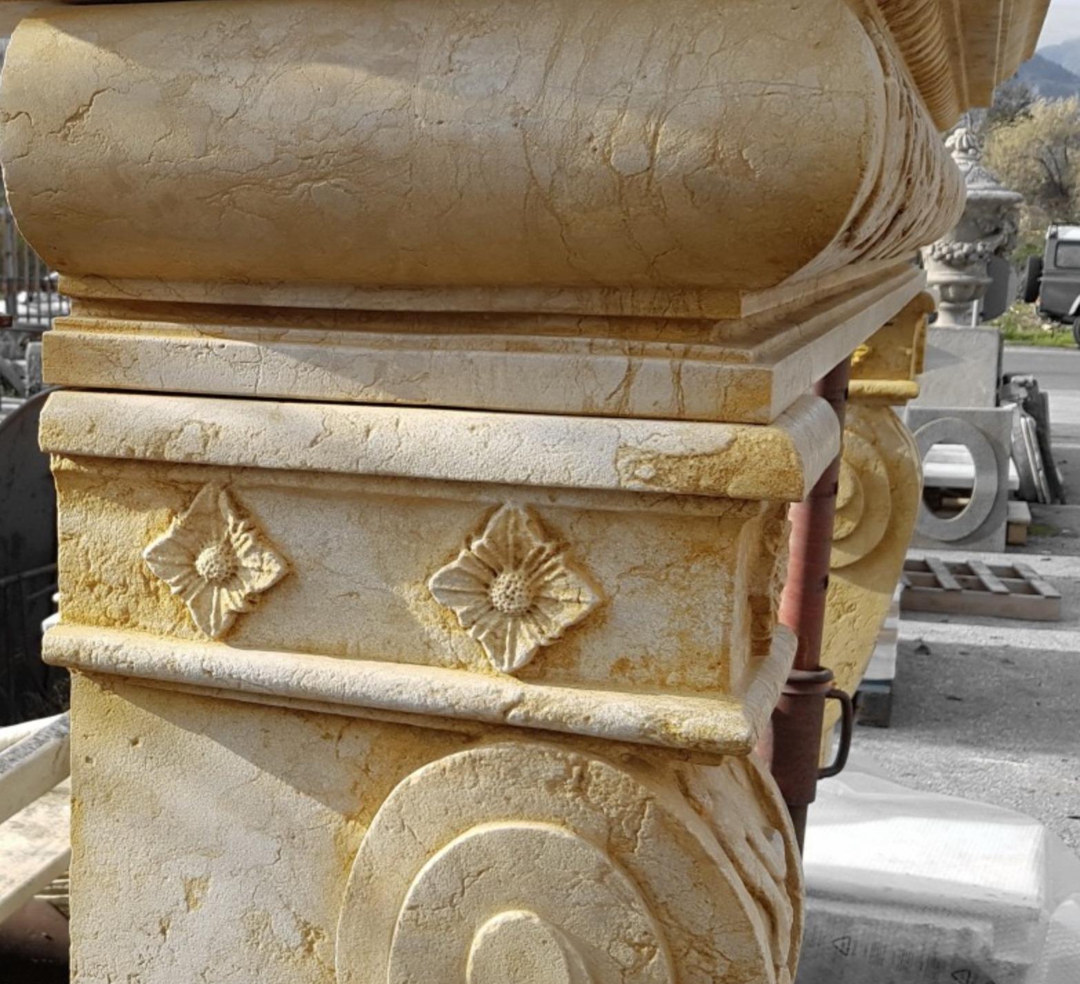 Toskanischer Kamin aus gelbem Marmor, frühes 20. Jahrhundert (Handgefertigt) im Angebot