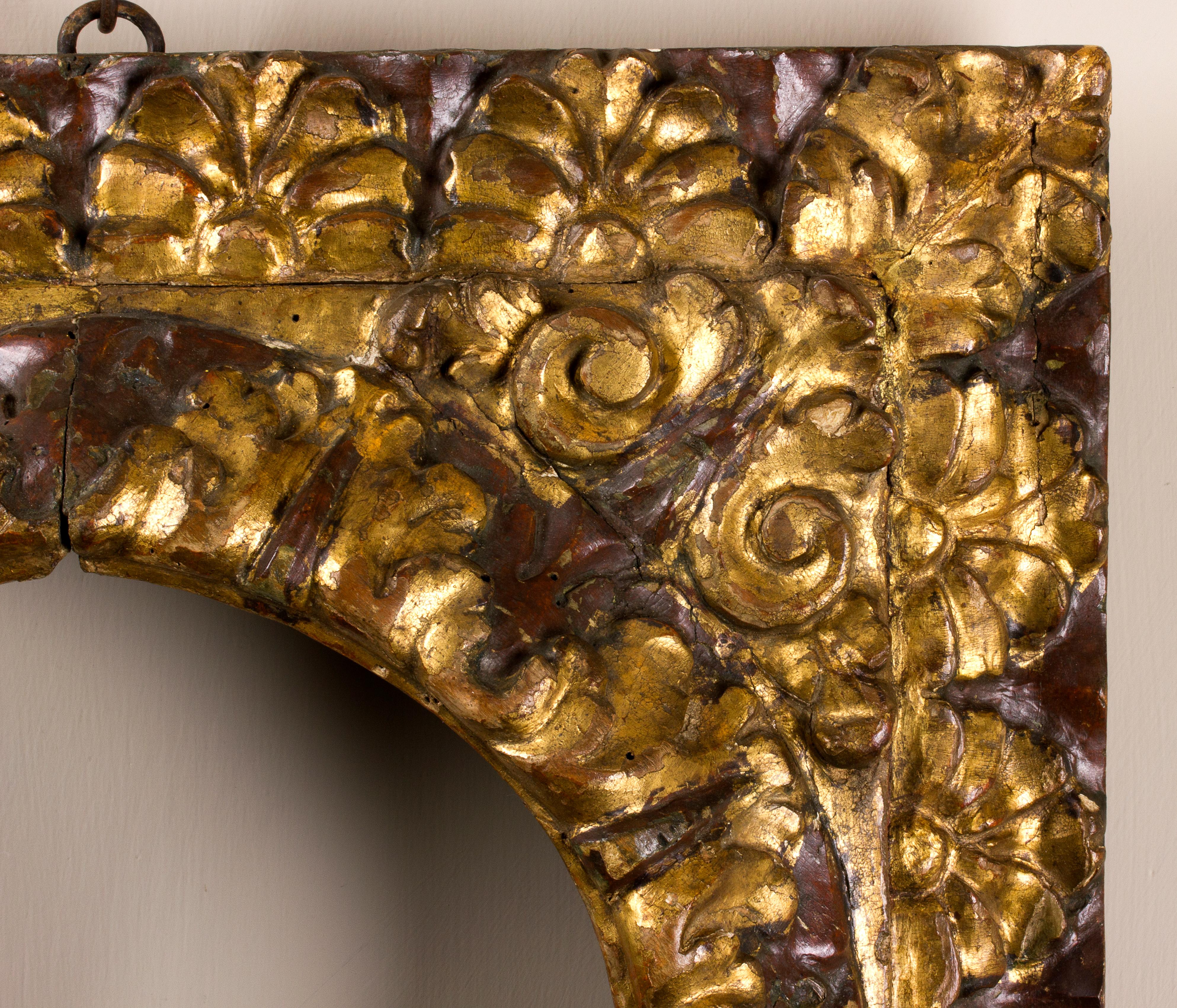 Tuscan frame, early 17th century.
Golden and lacquered frame, carved with half-leaves motives and leaves fans.
Inside: 27 cm diameter; outside: 47.5 x 47.5 cm.
Depth is the wide of the band.
