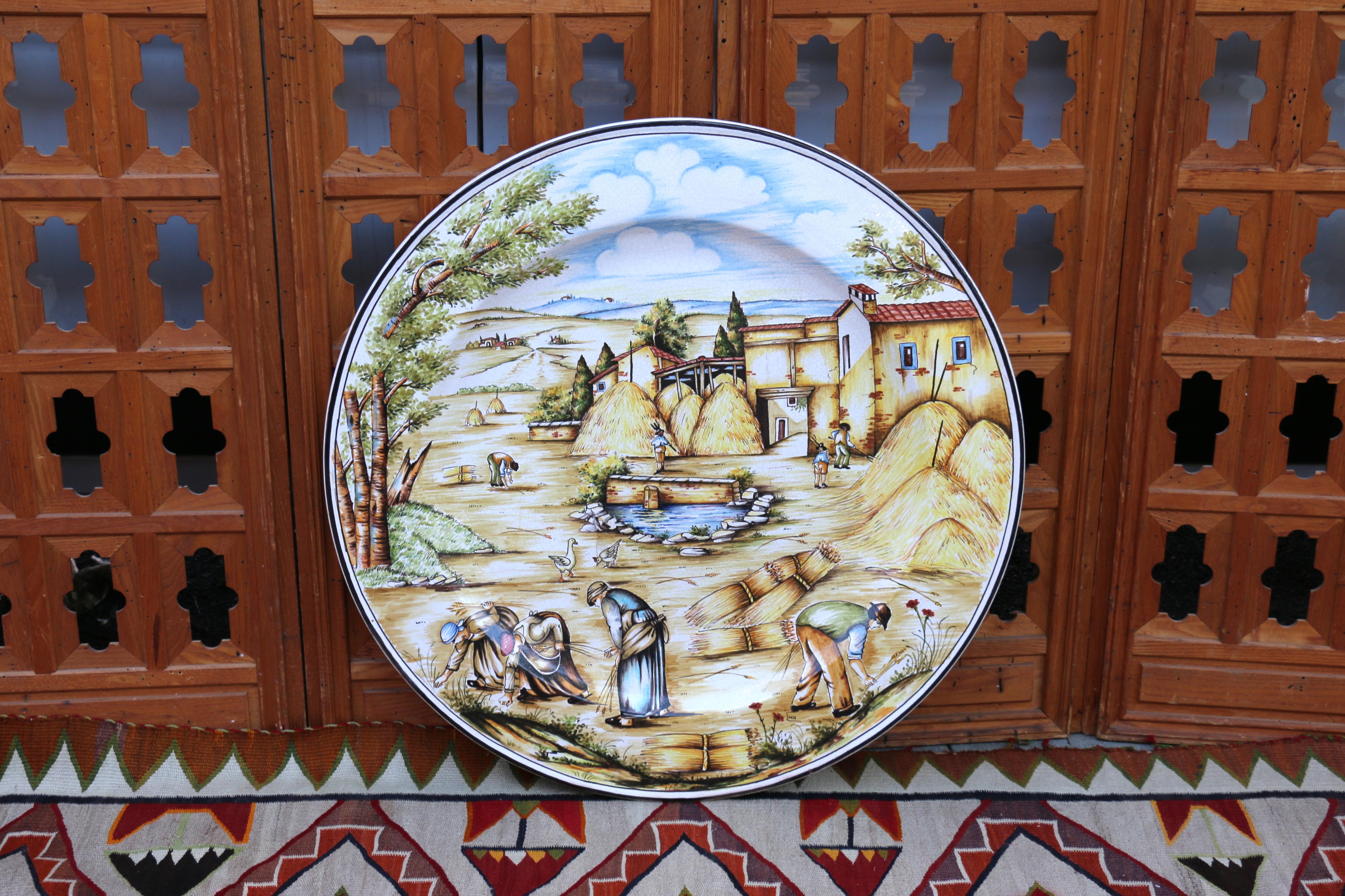Grande assiette décorative toscane vintage italienne.
Entièrement fabriquée et peinte à la main avec de magnifiques couleurs vives par des artisans qualifiés en Toscane, cette grande assiette décorative ronde en céramique italienne est prête à être