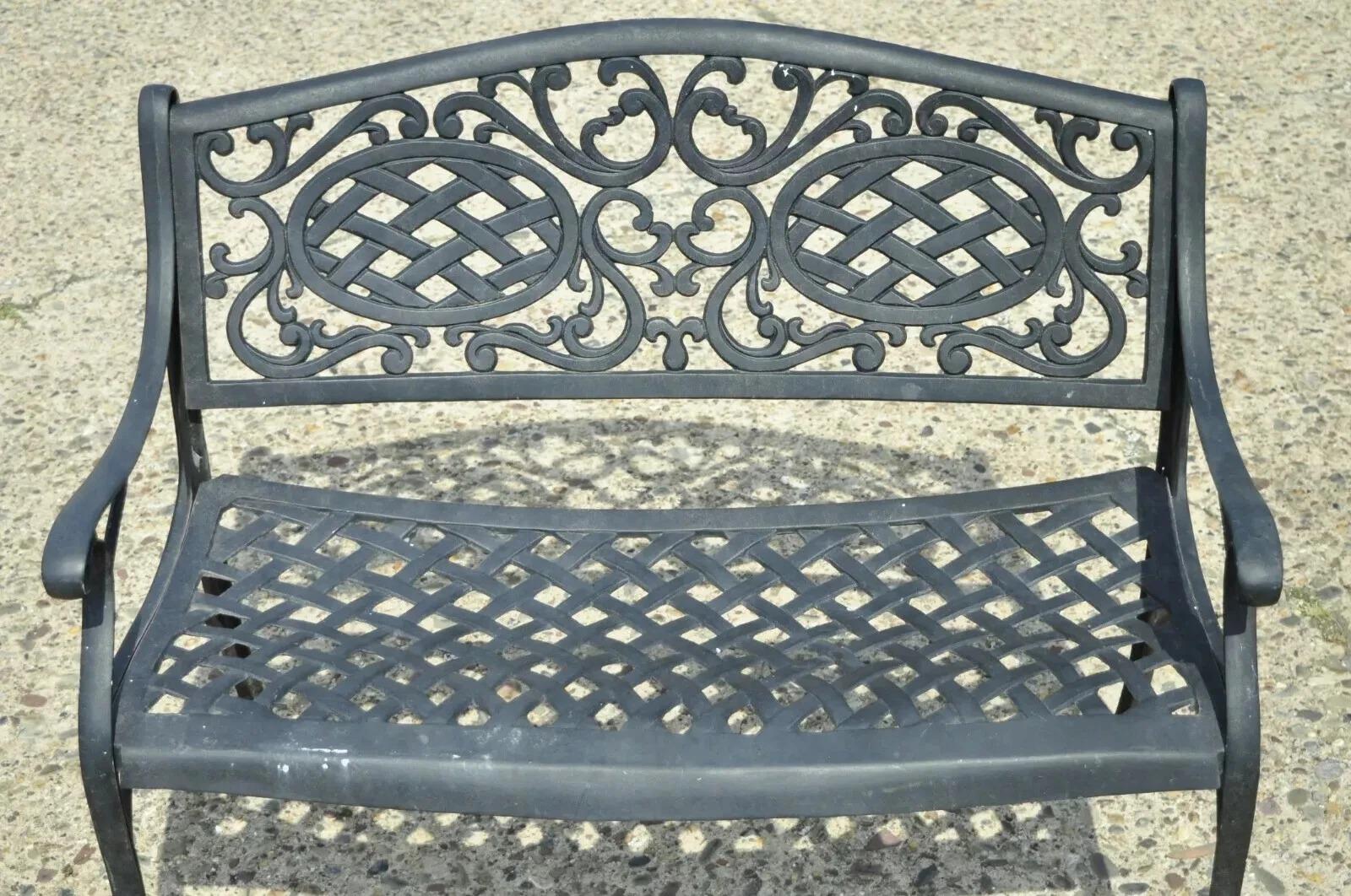 Banc de jardin en fonte d'aluminium noir de style toscan méditerranéen Loveseat (A). Cet article se caractérise par un design en treillis, une construction en aluminium moulé, des pieds sabres galbés, un style et une forme remarquables. Circa Late