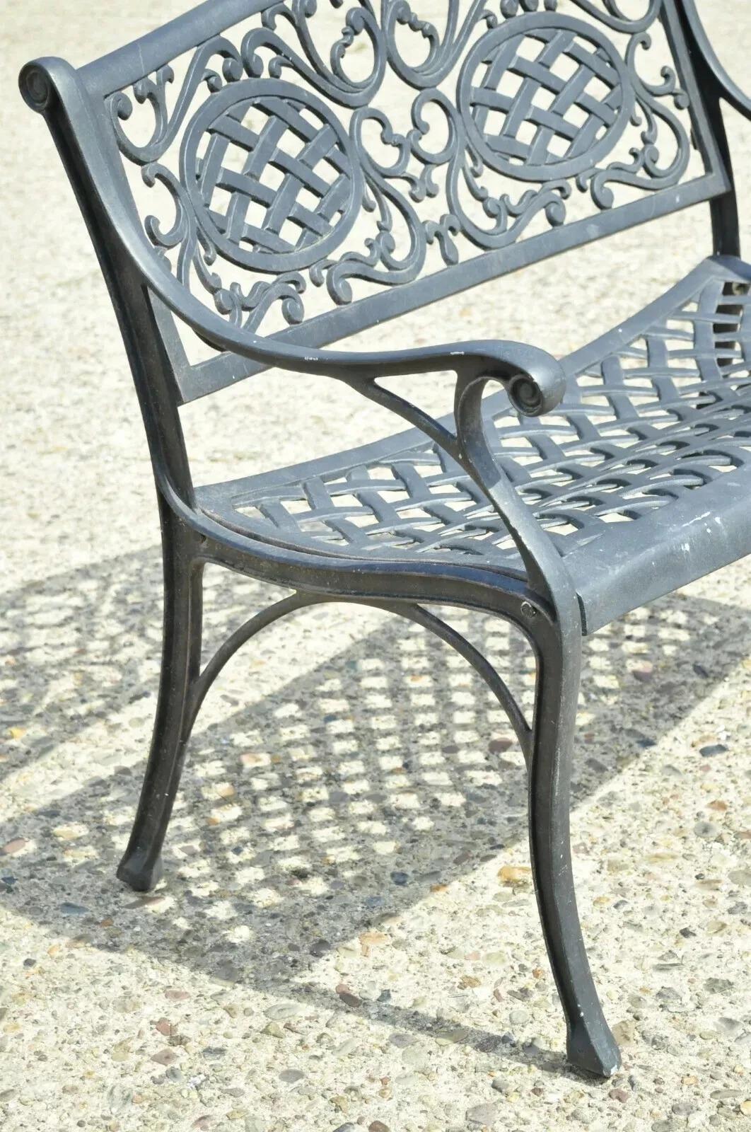 20ième siècle Banc de jardin en fonte d'aluminium noir style toscan méditerranéen Loveseat (A) en vente