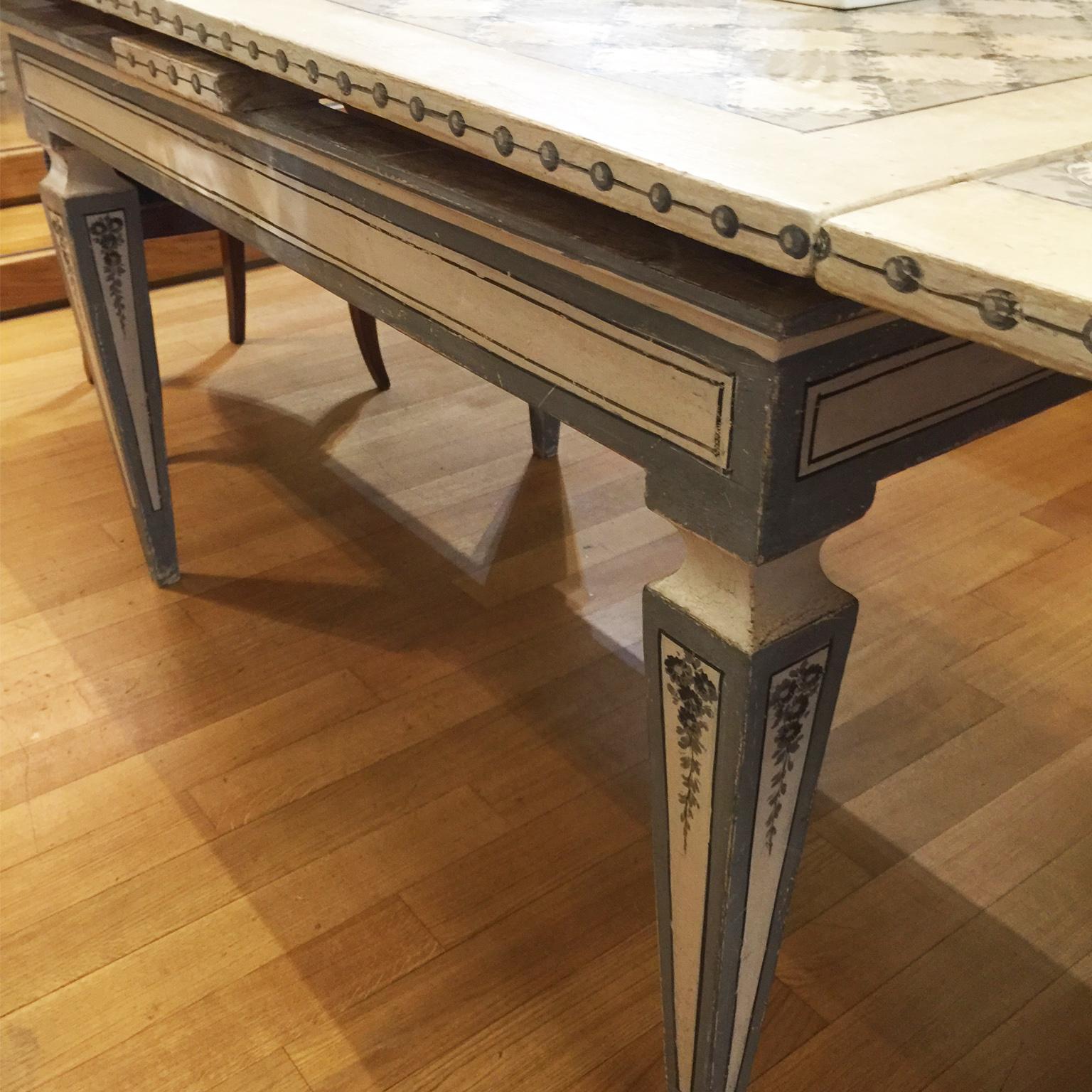 Tuscan Mid-19th Century Extensible Painting Neoclassical Table For Sale 5
