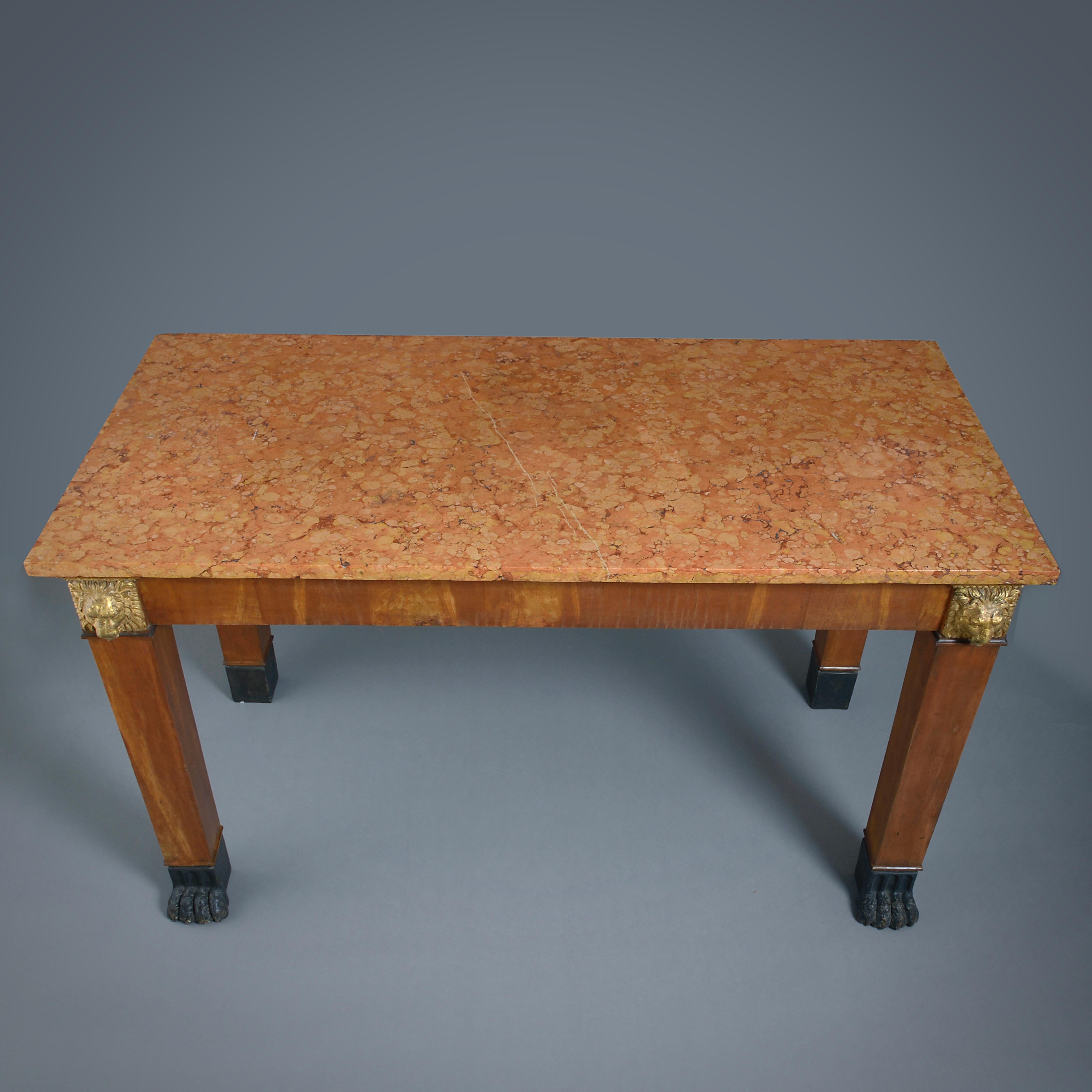 Début du XIXe siècle Table d'appoint en bois fruitier doré à la toscane en vente
