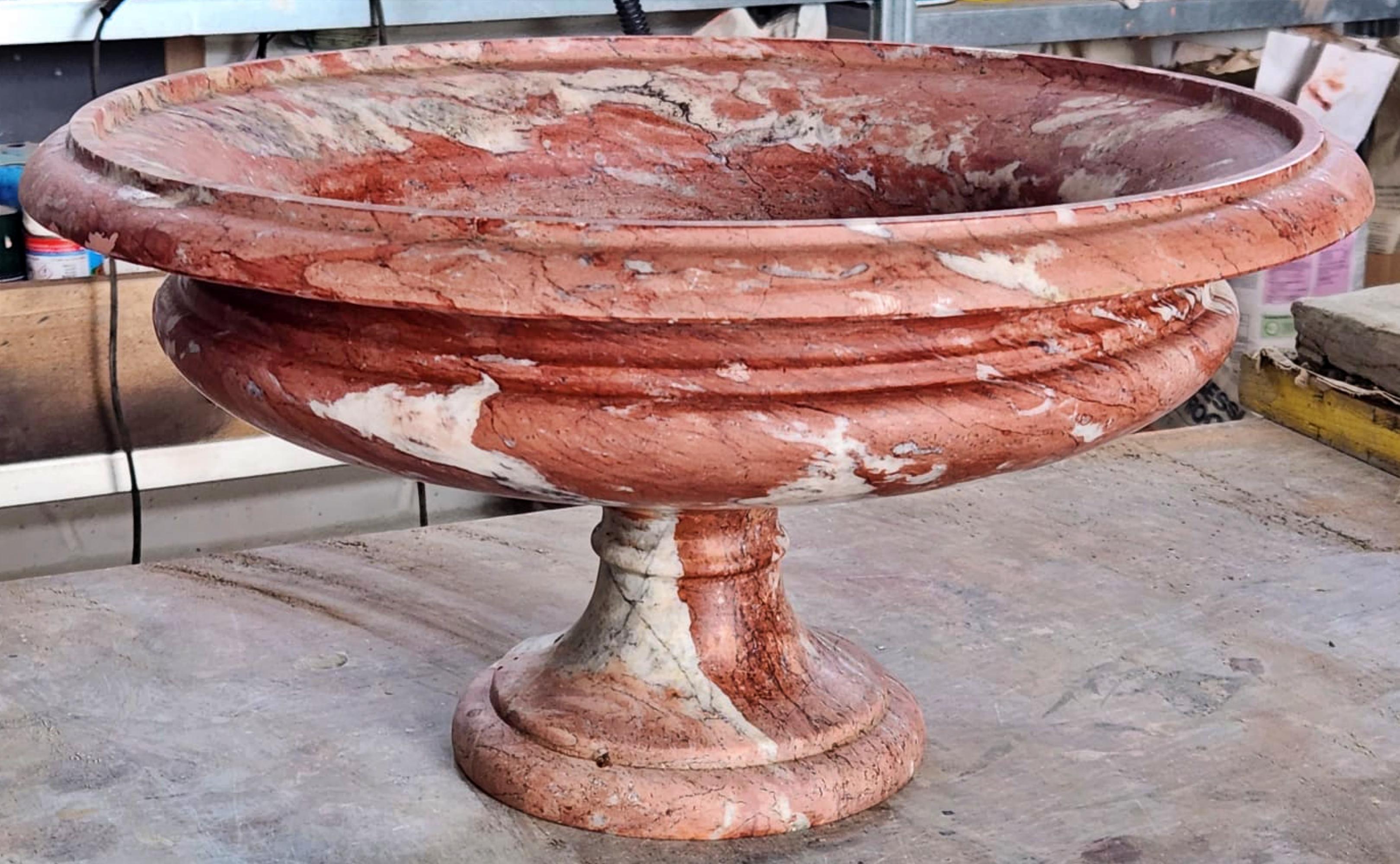 Tuscan RED MARBLE CUP late 19th Century
Italy
Base diameter 15cm.
HEIGHT 21 cm
DIAMETER 41 cm
WIDTH 41 cm

excellent storage conditions