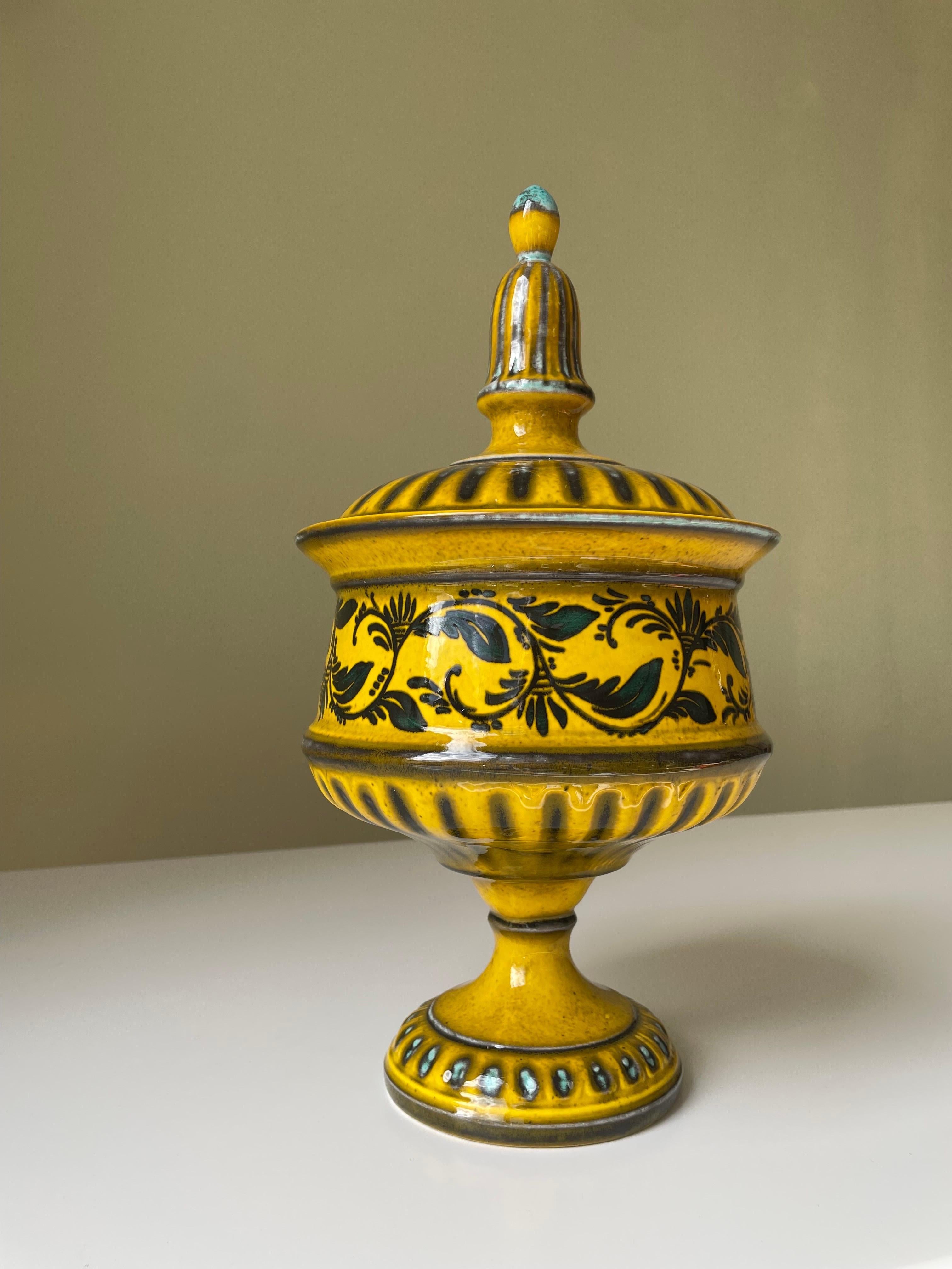 Handgefertigte italienische Jugendstil-Keramik-Urne mit Deckel, hergestellt von Sicas Sesto Fiorentino. Verziert mit warmem Toskana-Gelb, Dunkelgrün, Schwarz und Türkis mit organischen Blumen und grafischen, glänzenden Glasurdekoren. Gefäß unter dem