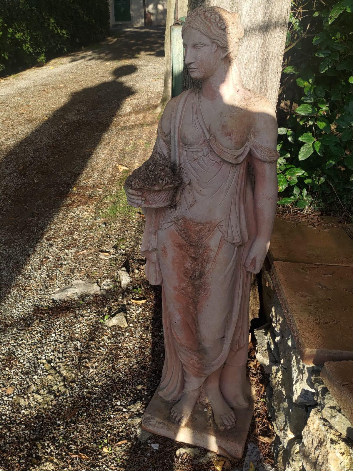 Une grande statue en terre cuite Impruneta de Toscane, représentant le printemps. Cette belle pièce mesure 125 cm et est en excellent état. L'artisanat et les détails incarnent l'essence de la saison, mettant en valeur une élégance intemporelle