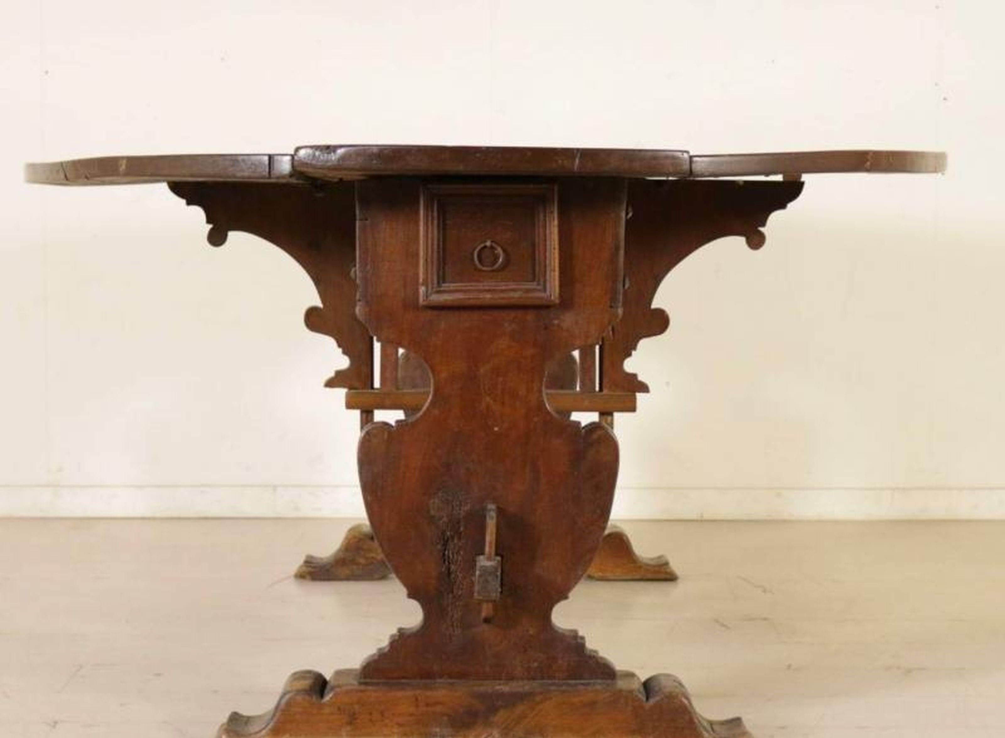 Toskanischer Nussbaum-Mitteltisch mit Klappe, um 1850 im Zustand „Gut“ im Angebot in Los Angeles, CA