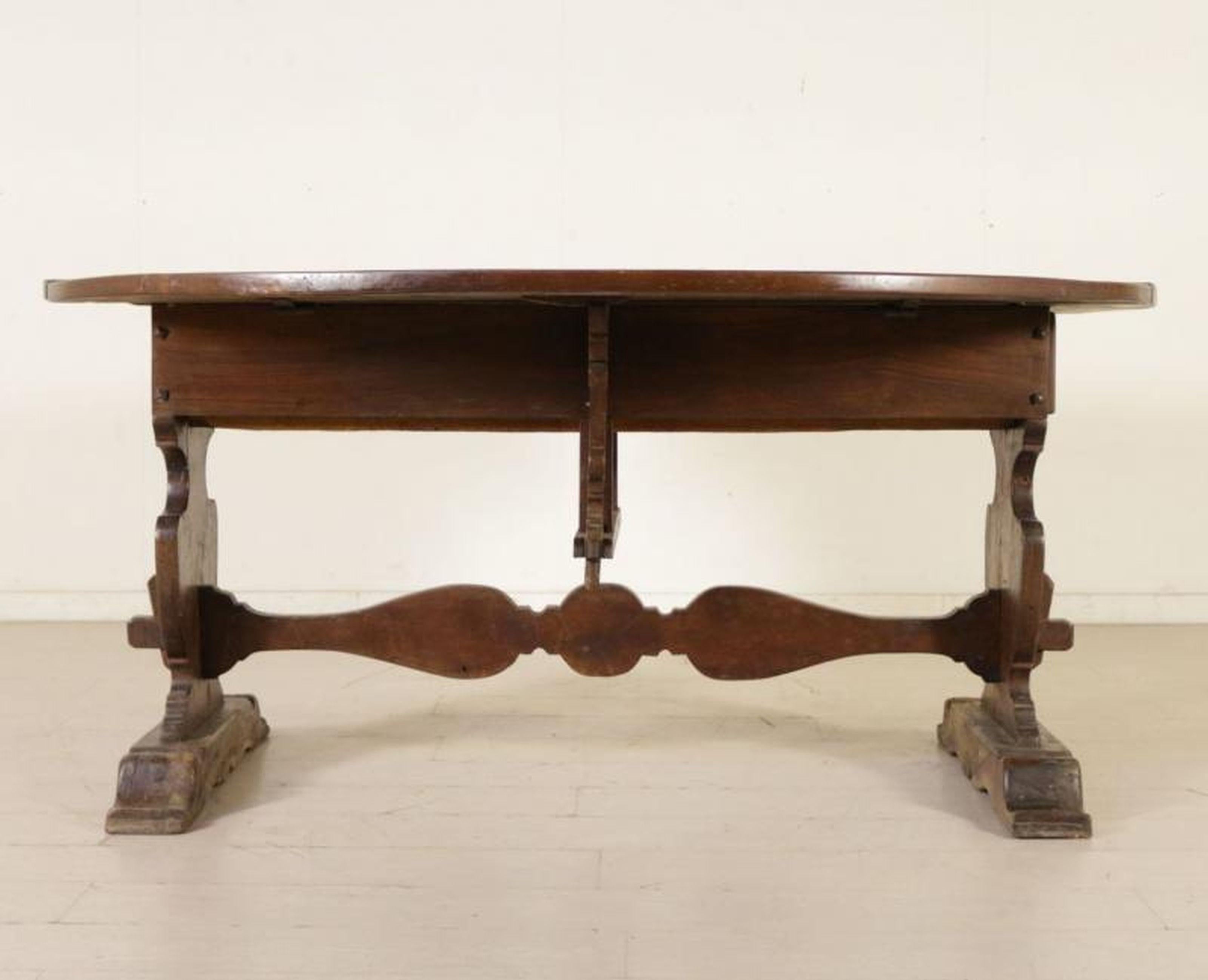Tuscan Walnut Drop Leaf Center Table, circa 1850 For Sale 3