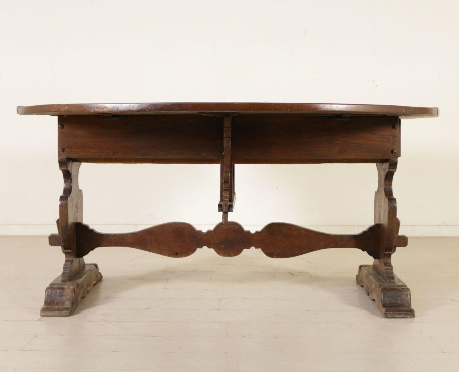 Tuscan Walnut Drop-Leaf Centre Table, circa 1850 For Sale 3