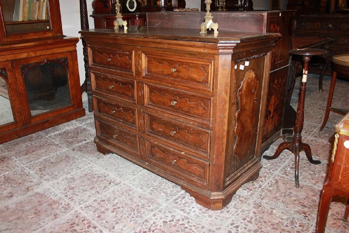 Tuscan Walnut Wood 17th-century Canterano Chest of Drawers In Excellent Condition For Sale In Barletta, IT