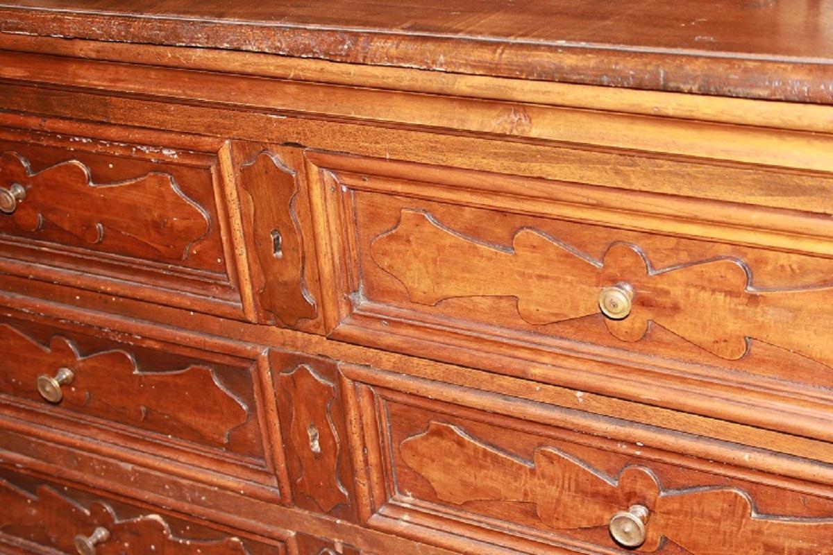 Tuscan Walnut Wood 17th-century Canterano Chest of Drawers For Sale 2