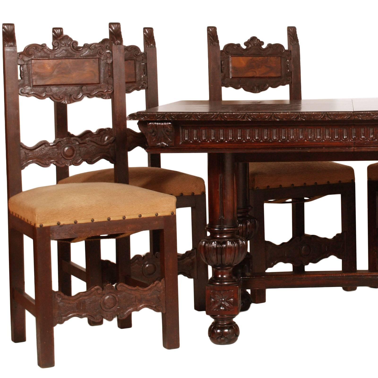 Table de la Renaissance toscane avec six chaises par Michele Bonciani  en noyer sculpté à la main, dans son état d'origine, poli à la cire.
Le revêtement des chaises est encore utilisable. Nous pouvons le rendre neuf moyennant un supplément de