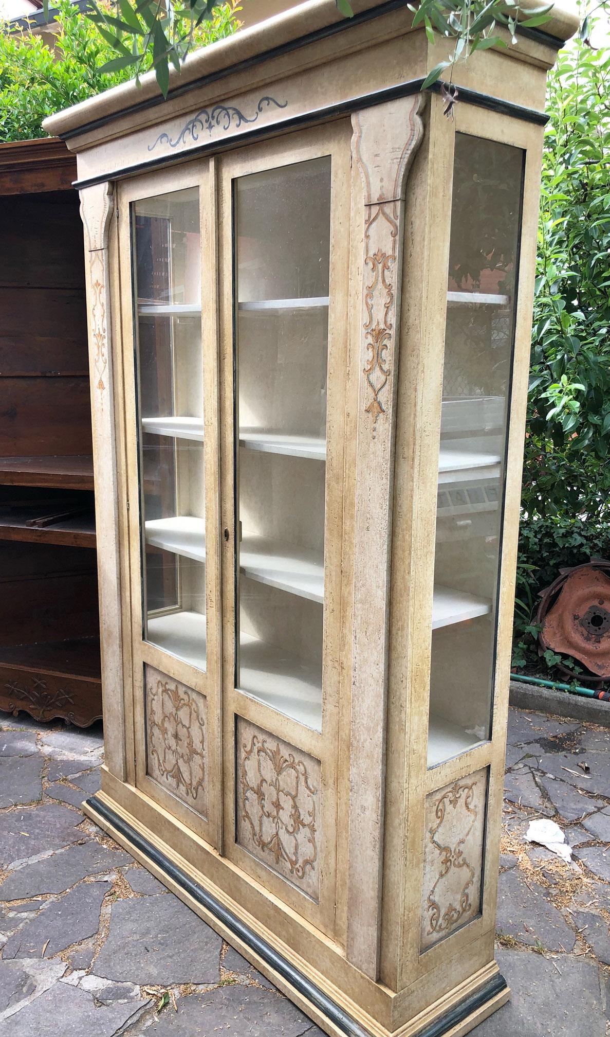 Toskana-Bücherregal aus massivem Tannenholz, handbemalt, mit Glas auf drei Seiten (Moderne der Mitte des Jahrhunderts) im Angebot