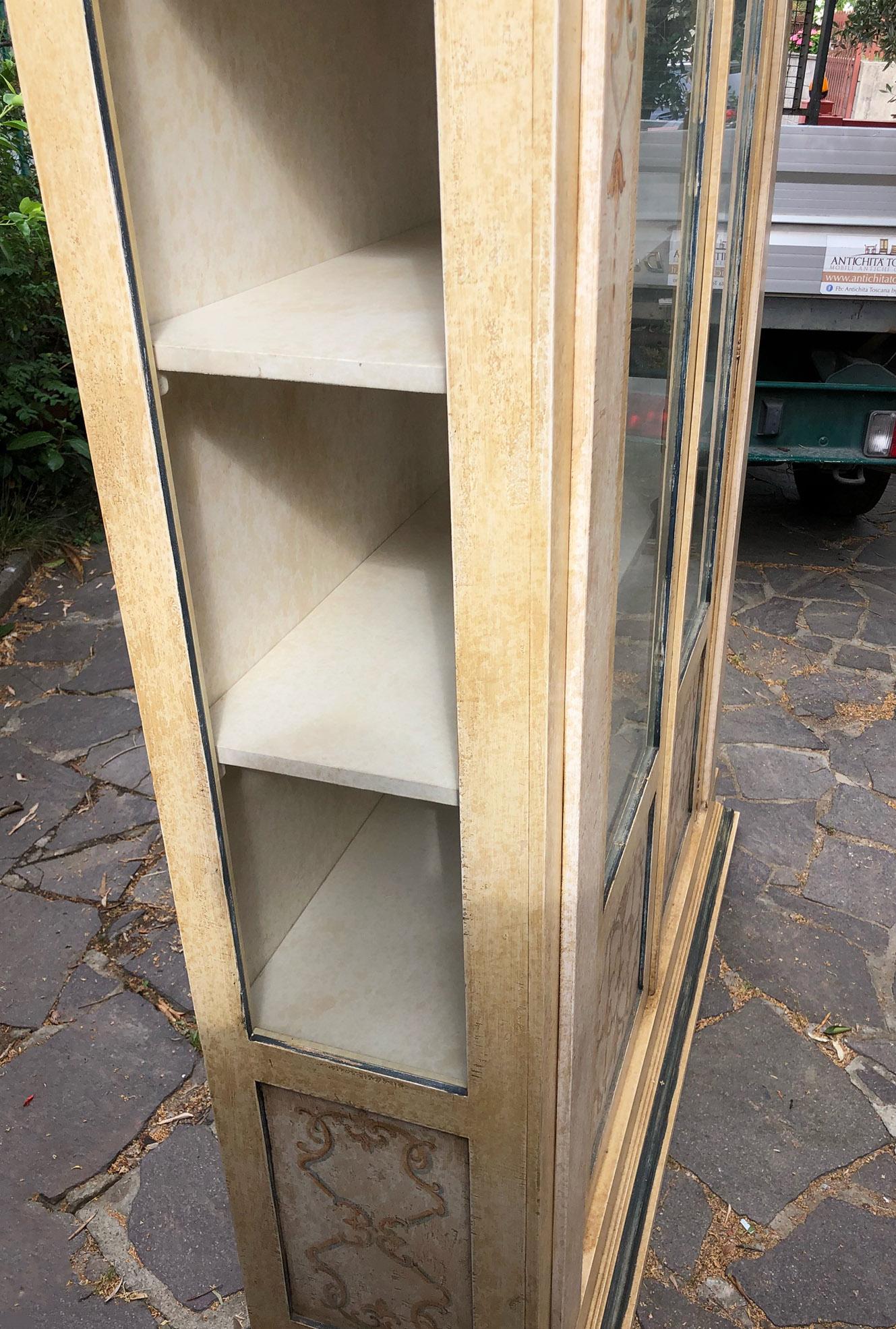 Toskana-Bücherregal aus massivem Tannenholz, handbemalt, mit Glas auf drei Seiten im Zustand „Gut“ im Angebot in Buggiano, IT