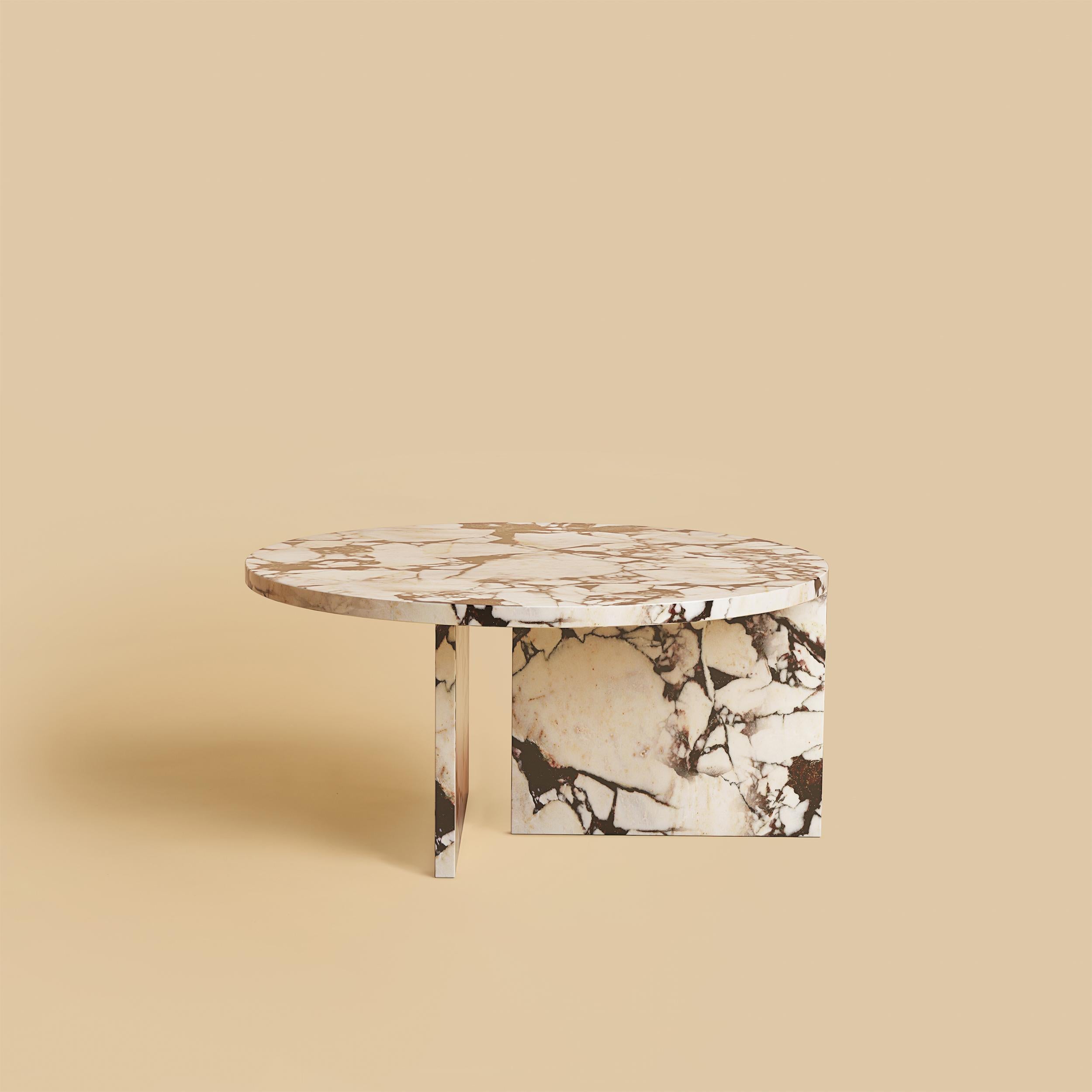 Runder Couchtisch aus violettem Calacatta-Marmor aus der Toskana, hergestellt in Italien (Italienisch) im Angebot