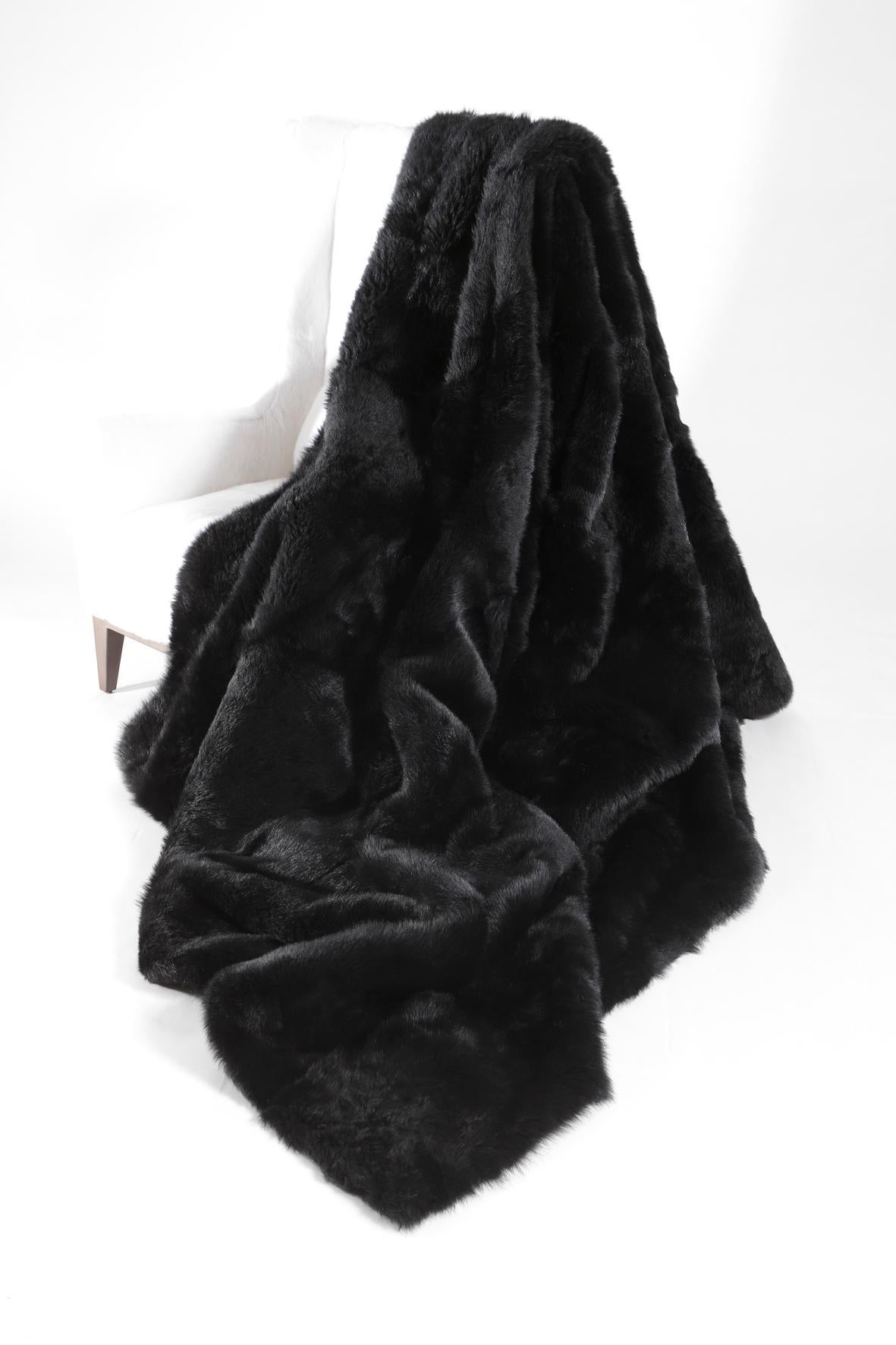 Fur throw
Dyed Tuscany lambskin
Cashmere and wool lining.
 