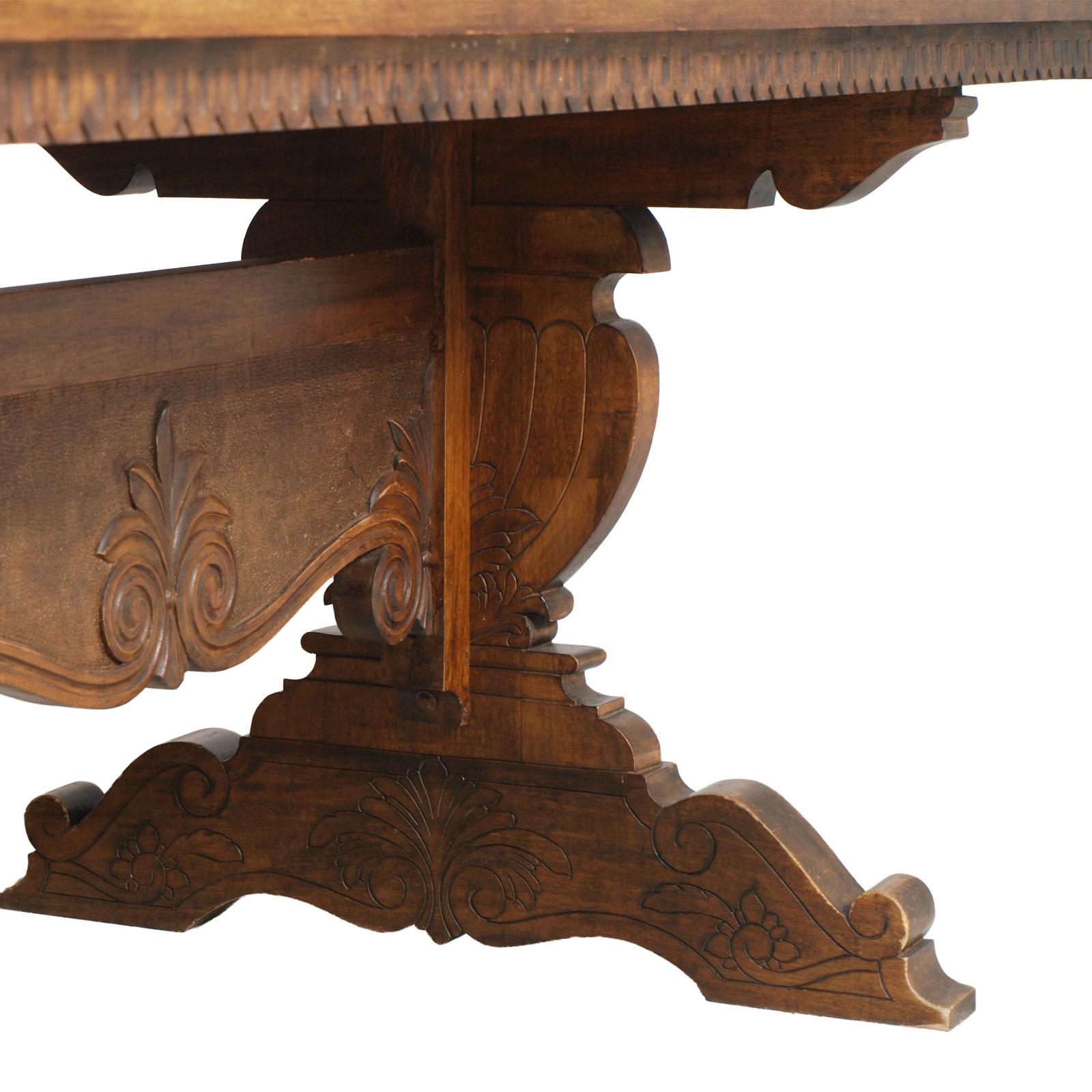 Antique Important Tuscany Renaissance Dining Table, Hand Carved Solid Walnut  In Good Condition For Sale In Vigonza, Padua