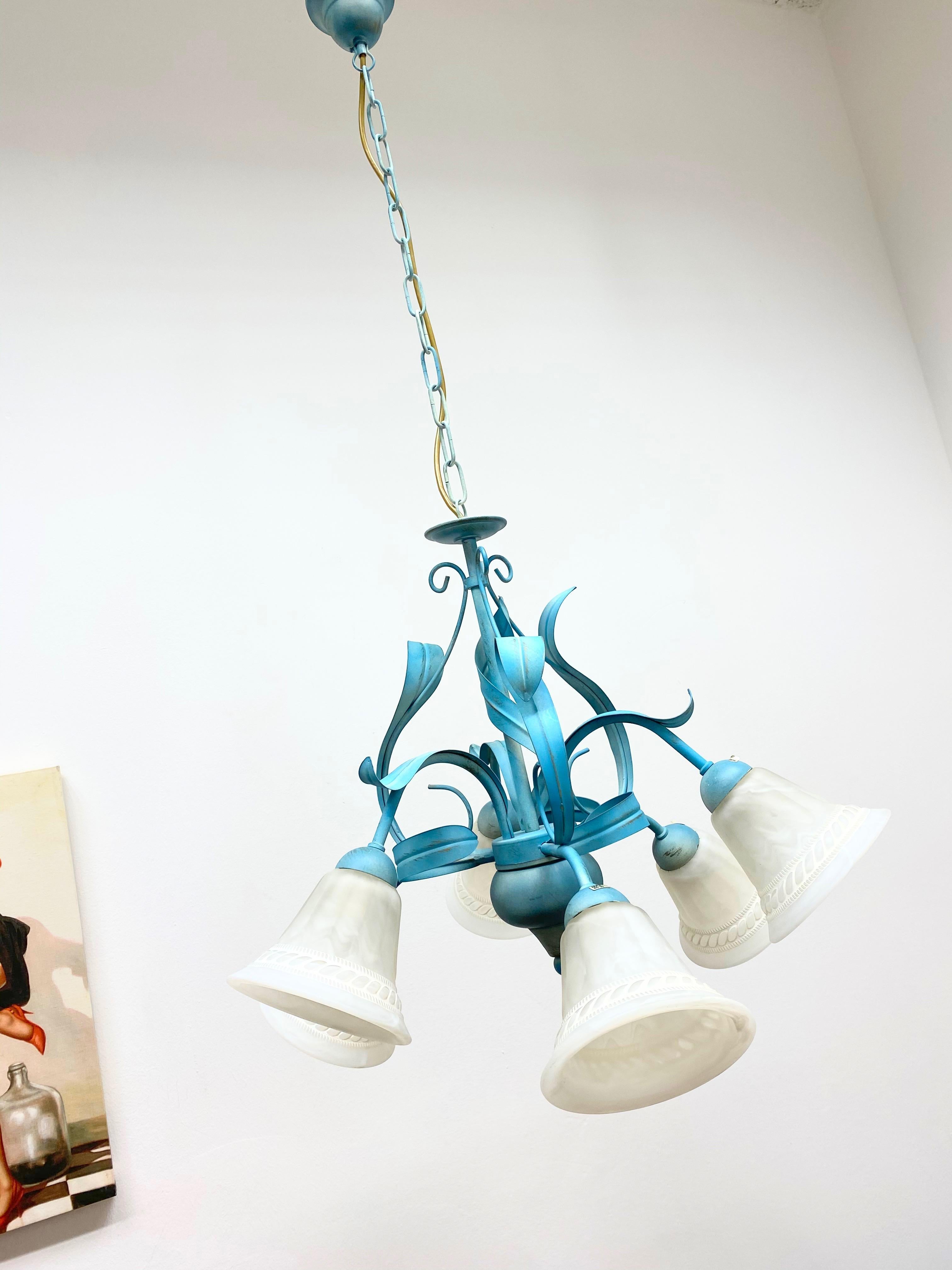 Italiano Lampadario a sospensione in stile toscano in vetro e metallo colorato blu, anni '80, Italia in vendita